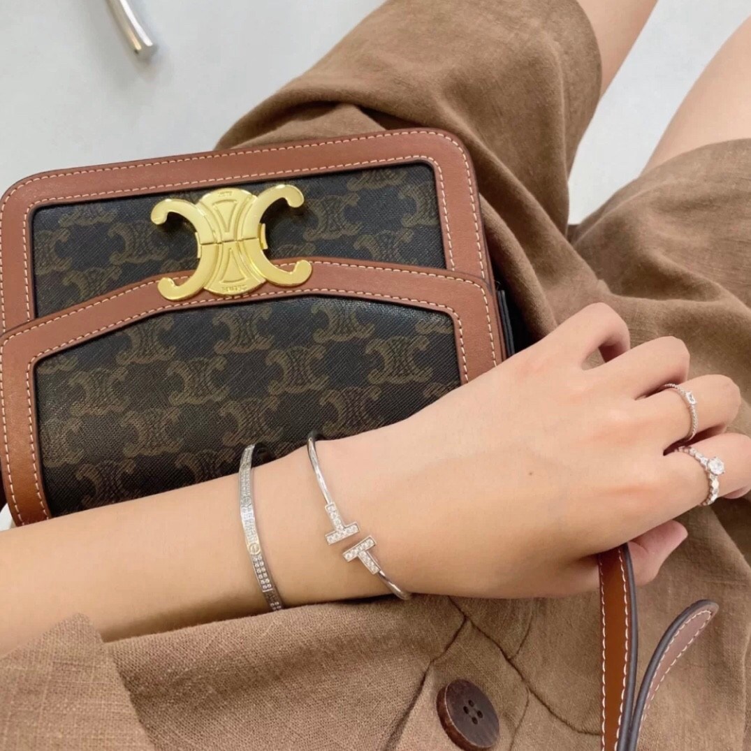 พร้อมส่งรุ่นขายดี!! CELINE CROSSBODY VIP GIFT WITH PURCHASE GWP กระเป๋าพรีเมี่ยมกิ๊ฟ Limited จาก PARFUME DUTYFREE COUNTER สวยอยู่ทรงเปิดปิดด้วยตัวล้อคด้านหน้า ภายในมีช่องใส่ของหลัก พร้อมช่องซิป ใส่กระเป๋าสตางค์กลาง + มือถือได้ ทรงนี้กำลังมาแรงมาก แมชต์ลุค