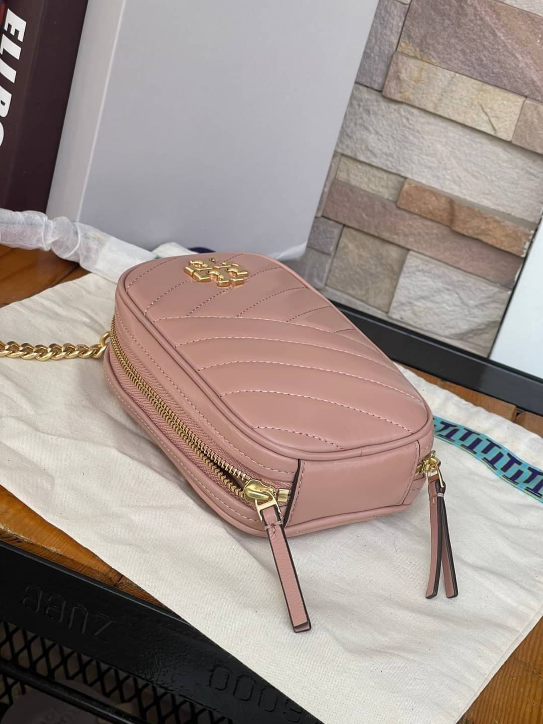 OUTTLET 】Tory burch kira chevron n/s crossbody bag กระเป๋าสำหรับใส่มือถือหรือของจุกจิกต่างๆ ได้กลายมาเป็นแฟชั่นสุดร้อนแรงแห่งปี คอลเลคชั่นนี้ออกมาเพื่อเอาใจสาวๆโดยเฉพาะ สีสันสุภาพเพื่อให้แมทช์กับสีสันของเสื้อผ้า ได้ง่าย ภายในยังสามารถแบ่งสันปันส่วนไว้สำหร