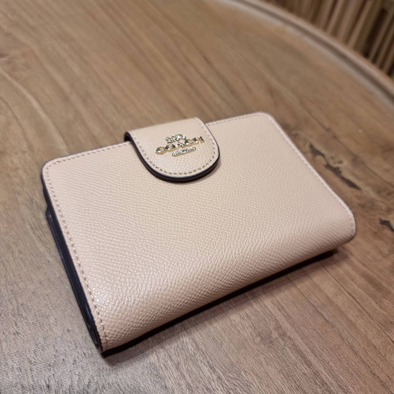COACH 6390 MEDIUM CORNER ZIP WALLET เดอะเบสท์รุ่นที่สาวๆตามหา!! ดีไซน์ใหม่ สวยสะกด!! กระเป๋าสตางค์ใบกลาง สีคลาสสิค เรียบแต่แฝงความหรู บอกเลยว่ามันละมุนมาก!! ด้วยวัสดุหนัง crossgrain ที่ดูแลรักษาง่าย และยังดูผู้ดี ถือใช้แล้วขับผิวทุกสี ภายในมีช่องใส่บัตรแล