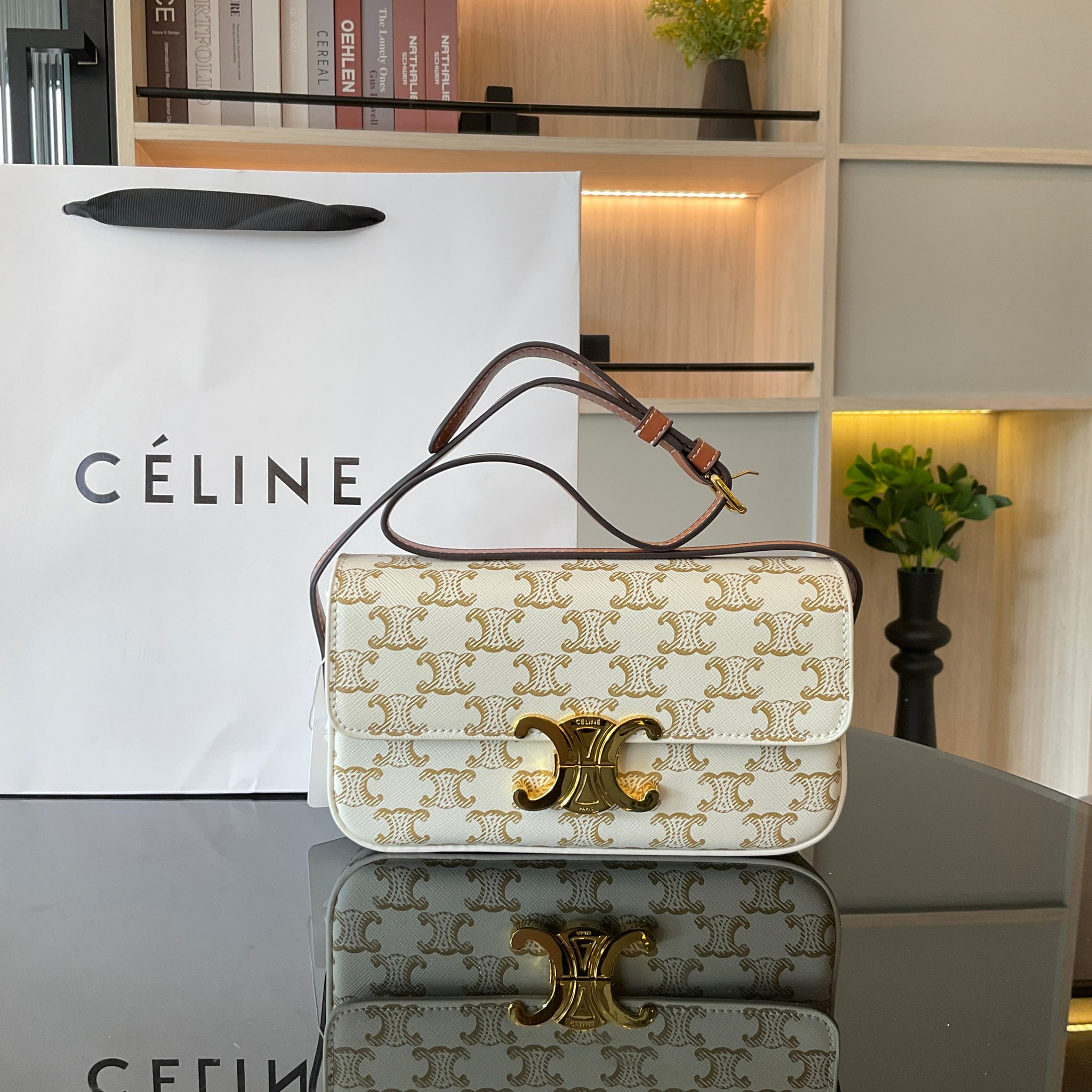 CELINE TRIOMPHE SHOULDER BAG งานหนังทั้งใบลายสวยหรู ด้านในเปิดด้วยด้วยที่บีบโลโก้อะไหล่ทอง จุของได้กำลังดี ใส่โทรศัพท์ กระเป๋าสตางค์ใบสั้น ของจุกจิกได้ เหมาะกับสาวๆในวันที่อยากสะพายชิลๆ ห้ามพลาดค่ะ!