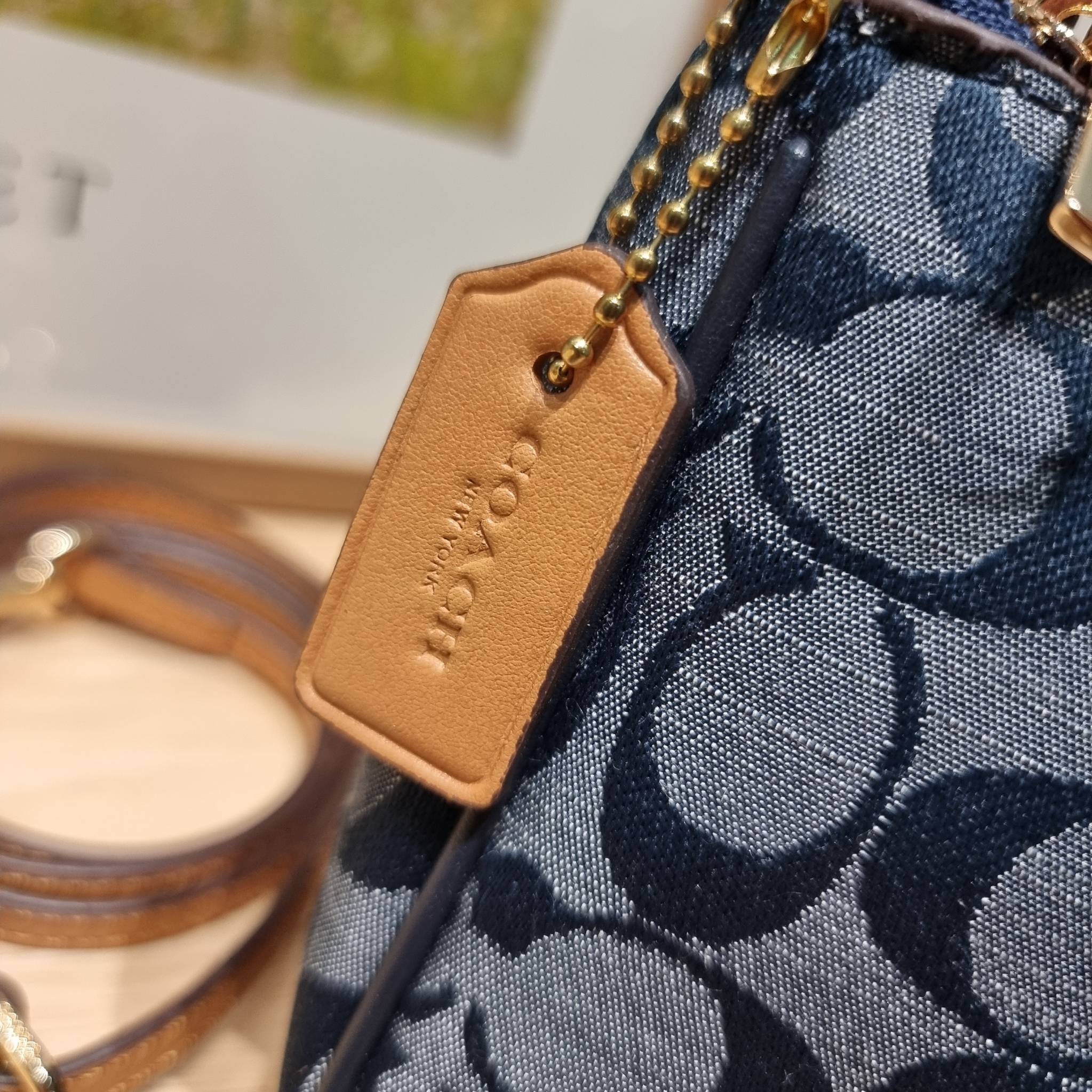 COACH NOLITA 19 IN SIGNATURE CHAMBRAY CH149 พร้อมส่ง คอลเลคชั่นใหม่ น่ารักน่าใช้ ในสไตล์คลาสสิค กระเป๋าทรงพอชขนาดมินิ ที่สามารถสะพายไหล่ และกึ่งคล้องมือใช้ได้ 2 สไตล์