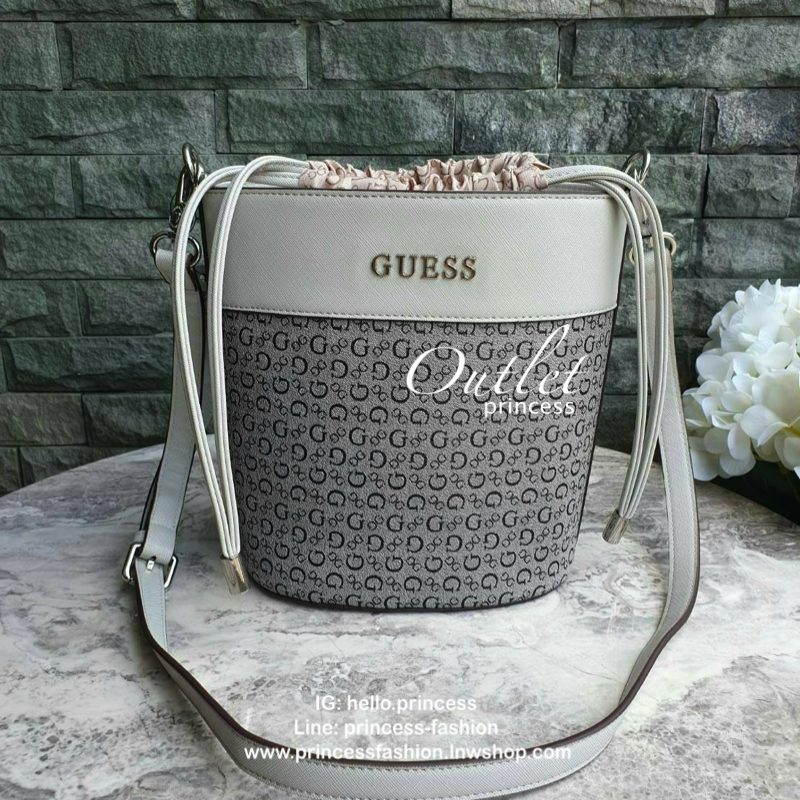 3สี Guess Bucket Bag กระเป๋ารุ่นใหม่ล่าสุด อวดไอเทมแสนเก๋กับกระเป๋าทรงถังสุดน่ารัก พิมพ์ลายรอบใบ วัสดุ Saffiano PU คุณภาพดี นิ่ม น้ำหนักเบา ด้านหน้าประดับด้วยโลโก้แบรนด์สวยโดดเด่น เปิดปิดด้วยเชือกหนังใช้หูรูดปลายเชือกประดับอะไหล่เงินสะดวกใช้ ด้านในโล่งกว้