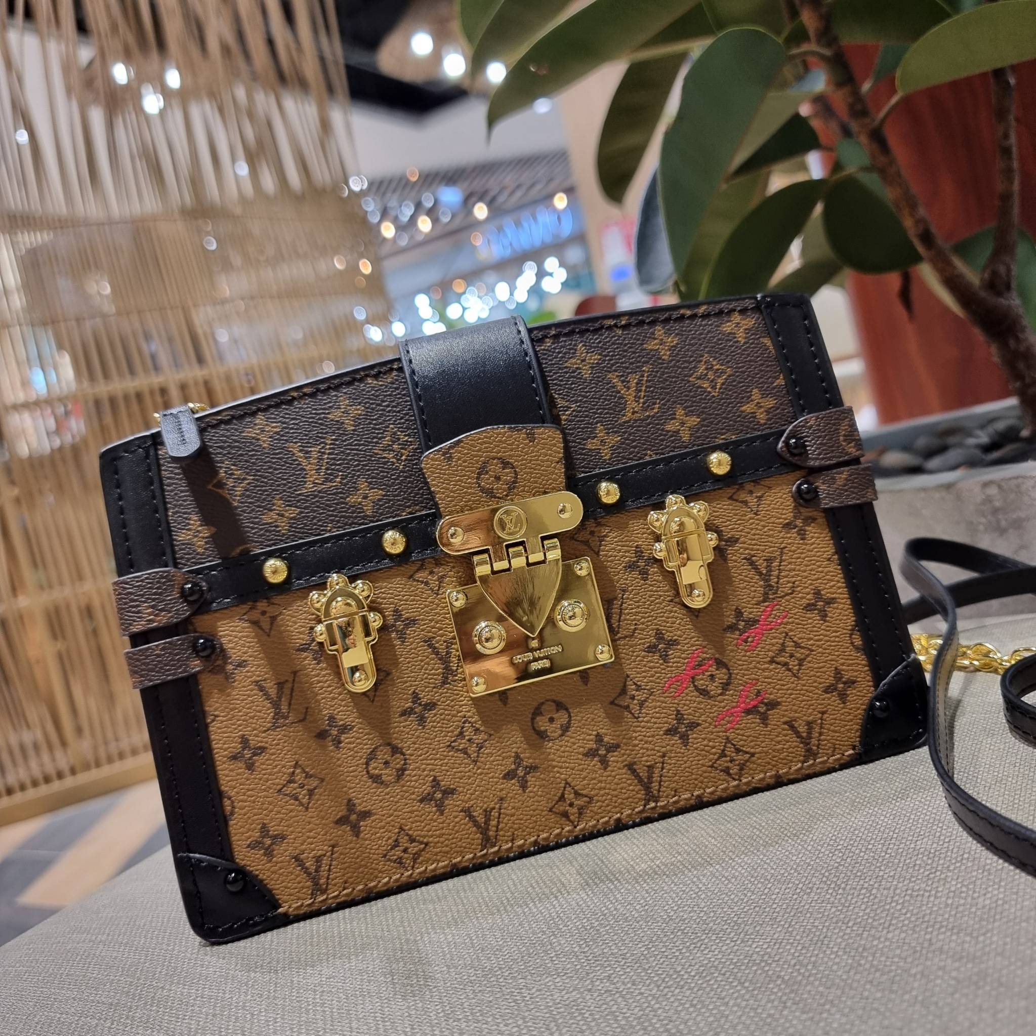 LOUIS VUITTON TRUNK CLUTCH Monogram / LV TRUNK CLUTCH กระเป๋าสะพายกึ่งคลัทช์ ทรงสวย ที่สาวๆเรียกร้อง วัสดุหนังแคนวาส ดีไซน์ทุกอย่างได้ลงตัว หรูหรา ปากกระเป๋ามีสายคาดล็อค และช่องซิปปิด ภายในแบ่งสัดส่วนไว้ดีมากๆ มาพร้อมสายสะพายโซ่สลับหนัง ที่ถอดออกได้ พกเป็