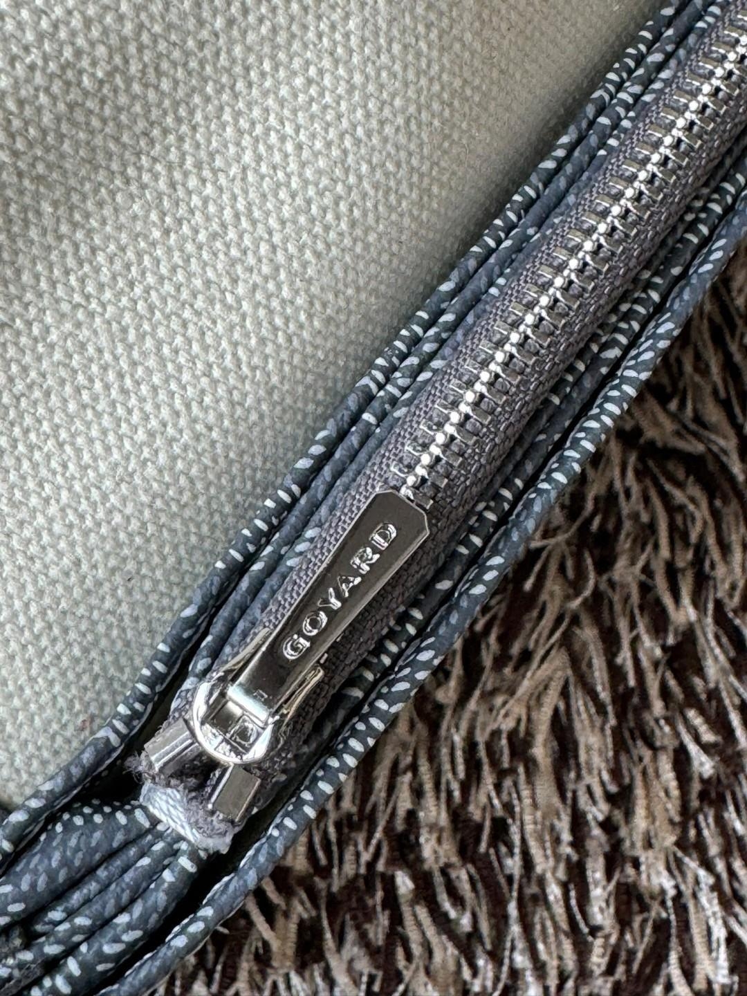 Goyard Plumet Rocket Wallet กระเป๋าสะพายใบเล็กกะทัดรัด ดีไซน์กระเป๋าสตางค์ มีช่องเพียงพอสำหรับใส่ธนบัตร เงินสด เอกสารต่าง ๆ