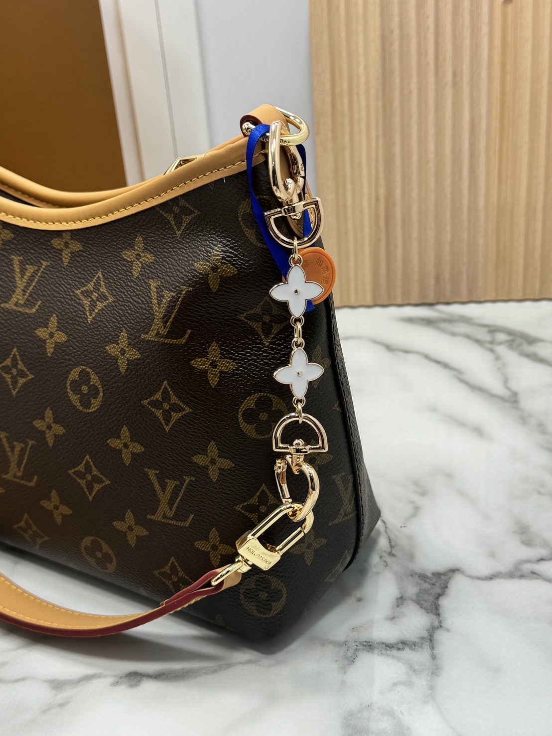 ORI หนังแท้ | LV CarryAll Monogram canvas 25cm กระเป๋าสะพายแครี่ออลรุ่นใหม่ ขนาดกำลังสวย ดีไซน์เรียบหรู มาพร้อมห่วงโซ่หัวใจห้อยสุดคิ้ว และสายสะพายแยกถอดได้ สวยหรูคลาสสิก