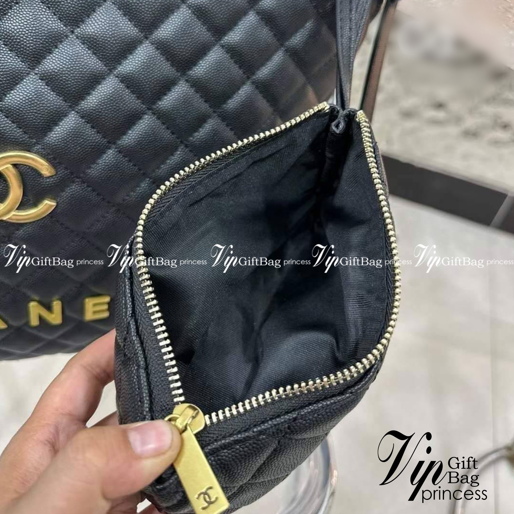 CHANEL Tote Bag / Chanel Shopping Bag 14" / Icare Tote Bag กระเป๋าสะพายไหล่สายในตัว พร้อมสายสะพายยาวปรับระดับได้ เป็น crossbody ได้ จุของได้เยอะมากก งานหนังคาเวียร์เงาสวยเต็มใบ แถมใบเล็ก ใส่ของจุกจิกได้เข้าเซท ด้านหน้าติดโลโก้อะไหล่ทอง สวยหรู ดูแพง ใ