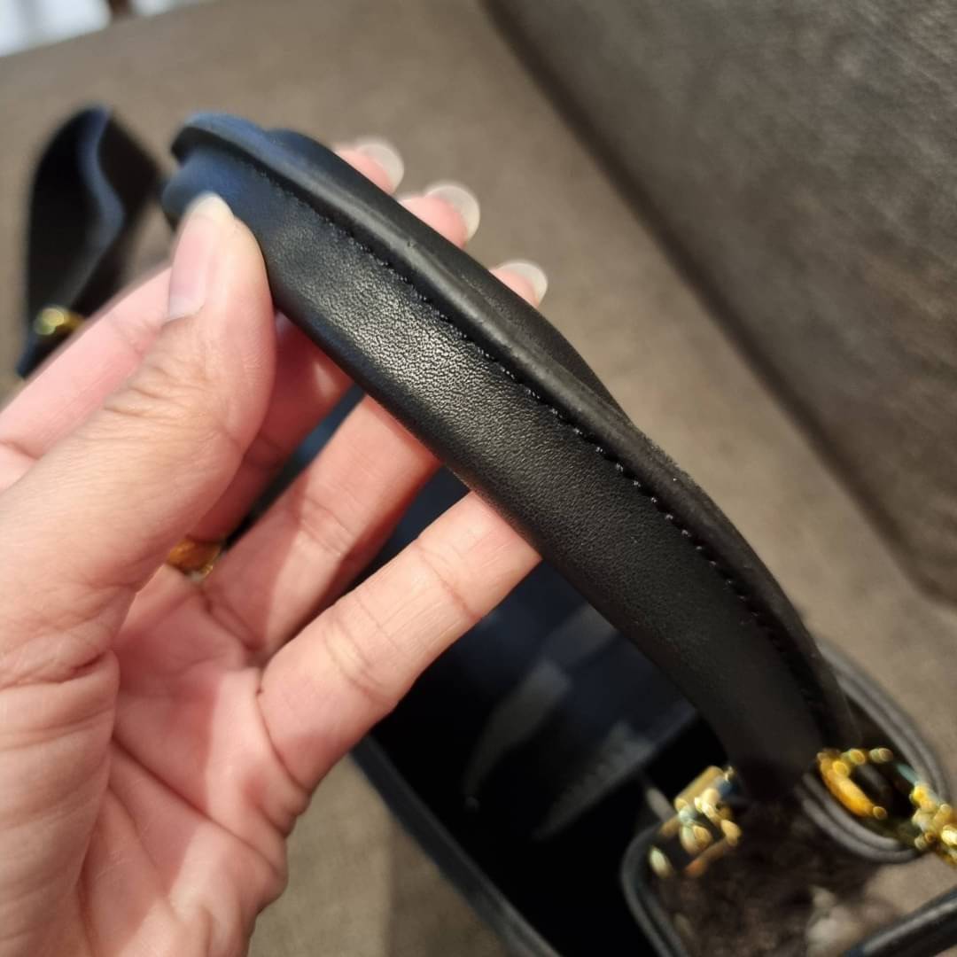 LV capucines top handle with vintager 1854 / LV SINCE 1854 CAPUCINES MM ที่สุดของความสวยในดีไซน์คลาสสิคย้อนยุค กระเป๋าถือสุดหรู มาพร้อมหูจับในตัว ด้วยรูปทรงวินเทจและวัสดุผ้าแคนวาสคละลายเต็มใบ สร้างดีเทลให้ไอเท็มนี้ได้ลุคผู้ดีไปอีก และยังมีลูกเล่นที่ฝาปิดก