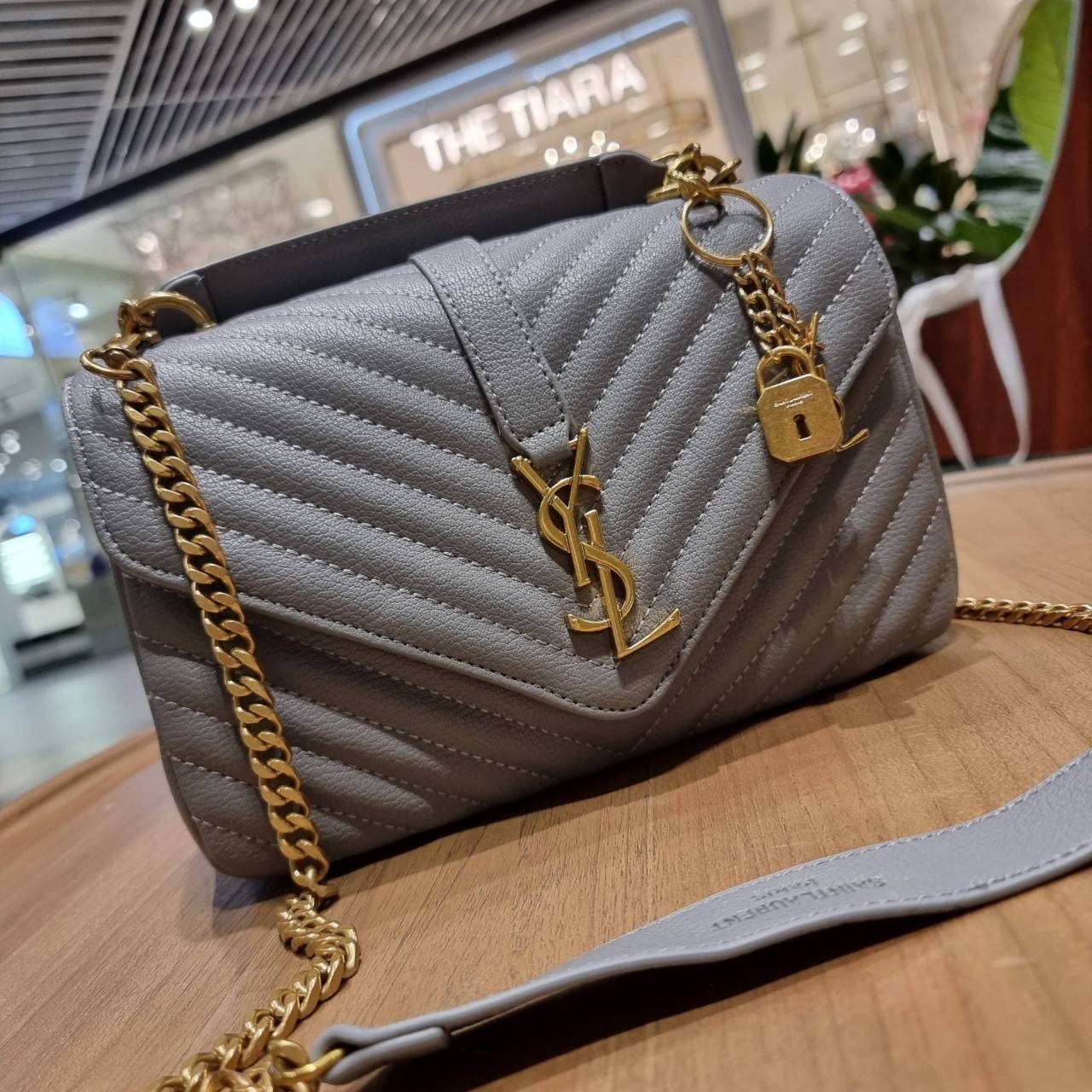 VIP 】หนังแท้ Yves Saint laurent crossbody boutique vip bag กระเป๋าสะพายไหล่ ดีไซน์ทรงสวยหรู พิเศษ แถมฟรี พวงกุญแจห้อยอะไหล่สีทอง ดูแพงไปหมดจริงๆไอเท็มนี้ วัสดุหนังสังเคราะห์ลายคาร์เวีย เปิด-ปิดด้วยกระดุมแม่เหล็ก ภายในโล่งกว้าง มาพร้อมหูจับในตัว และสายสะพา