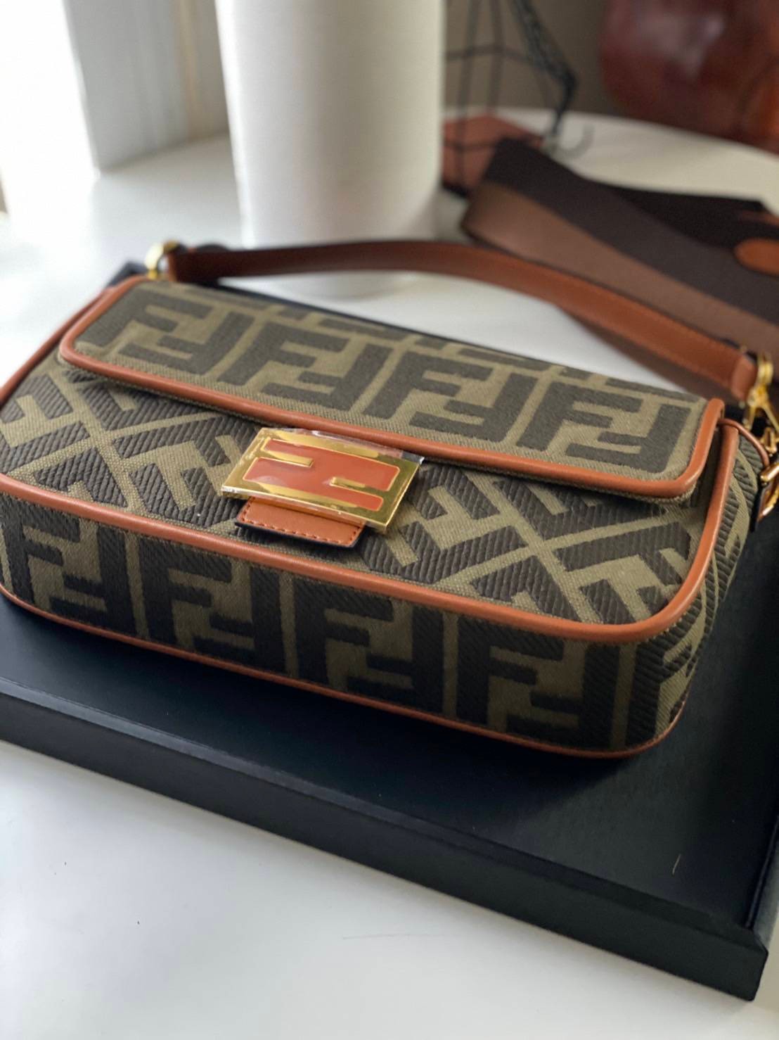 FENDI BAGUETTE BAG roma Lamb skin กระเป๋าสะพายสวยหรู โดดเด่น ดีไซน์ปั๊มโลโก้รอบใบ วัสดุหนังแท้ สลับผ้าแคนวาส มาพร้อมสาย 2 แบบ สำหรับคล้องแขน และสายครอสบอดี้สีทูโทน ภายในเป็นช่องโล่ง ใส่โทรศัพท์ กระเป๋าสตางค์ใบยาวได้สบายๆ ครบเซ็ทพร้อมเสิร์ฟความสวยให้ถึงบ้า