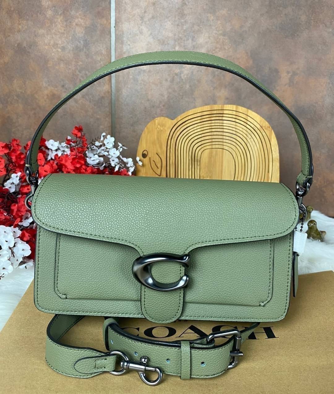 COACH TABBY SHOULDER BAG 26 ((73995)) พัฒนามากจากกระเป๋า Coach รุ่นดังยุค 1970 ทำจากผ้า Canvas เคลือบลายซิกเนเจอร์ หนังลายกรวดและหนังกลับ ด้วยวัสดุคลาสสิค มากับสายที่ถอดได้ถึง 2 สาย ไม่ว่าจะเป็นสายหิ้วหรือสายสะพาย หนังลายกรวดและหนังลูกวัวแบบเนื้อละเอียด แ