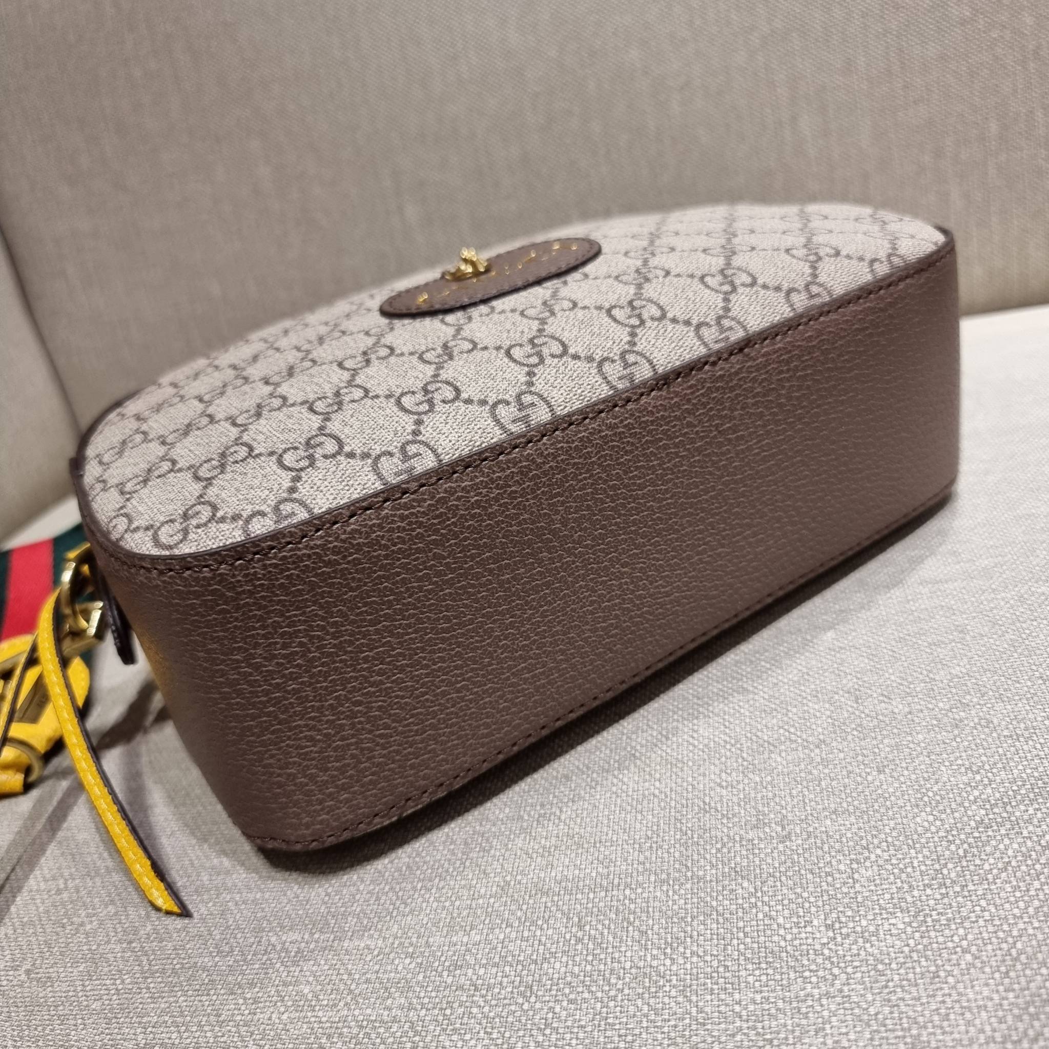 VIP 】GC STRAP SHOULDER BAG กระเป๋าสะพายข้างวีไอพีจากเคาน์เตอร์ duty free วัสดุหนังแคนวาสทนทาน ทรงสวย โดดเด่นตรงสายสะพายสีสดใสเป็นเอกลักษณ์ ตัดกันกับกระเป๋าได้อย่างลงตัว เปิด-ปิดกระเป๋าด้วยซิป รูดใช้งานง่าย ภายในโล่งกว้าง มีช่องแยกให้ ใส่ของสำคัญได้สบายๆ ส