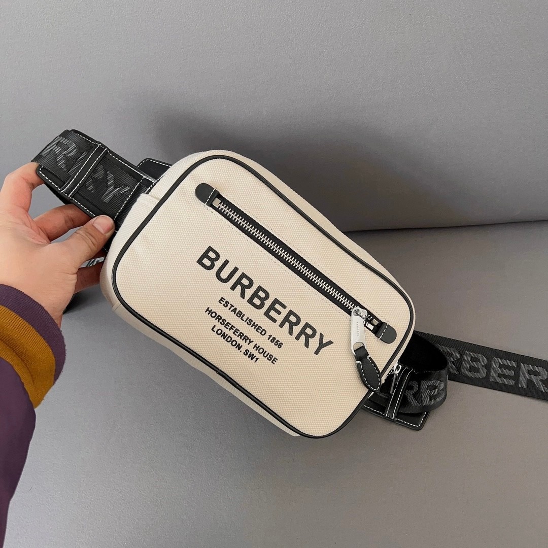 Burberry Canvas 'Horseferry' Bum Bag / BURBERRY CANVAS BELT BAG กระเป๋าทรงคาดอก คาดเอว อีกคอลเลคชั่นที่สามารถใช้ได้แบบ UNISEX วัสดุผ้าแคนวาสธรรมชาติ สกรีนโลโก้สีดำรอบใบ