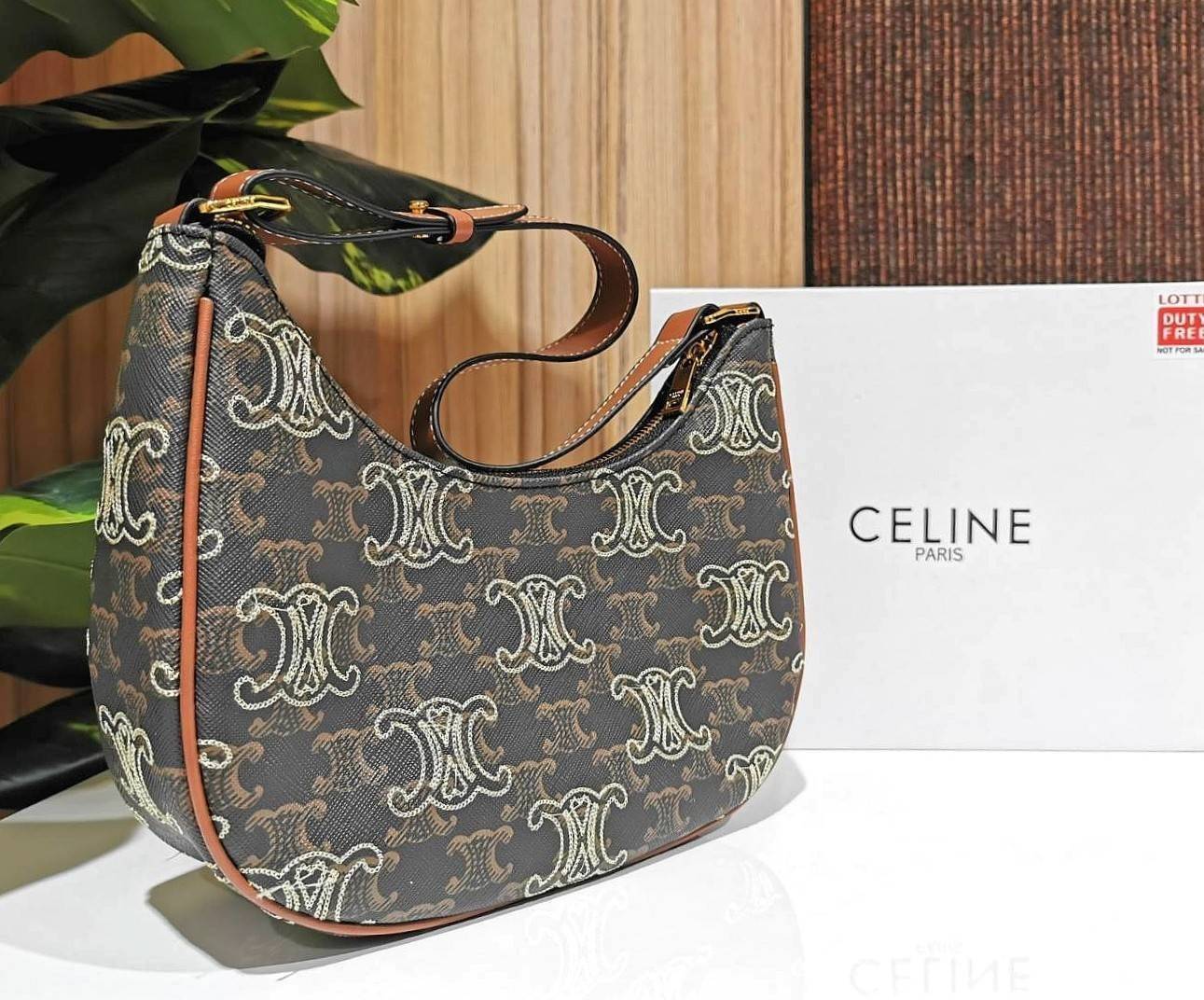 CELINE SHOULDER BAG VIP วัสดุ TRIOMPHE CANVAS ดีไซน์สวยหรูฮิตสุดในเกาหลี! หนังสวยอยู่ทรงกันน้ำ เปิดปิดด้วยซิปแบรนด์สีทอง ภายในโล่งกว้างและจุ สามารถใส่มือถือ กระเป๋าสตางค์ ของใช้ได้เยอะ สายสะพายหนังปรับได้อะไหล่ทองหรูมีโลโก้แบรนด์ ไอเท็มแนะนำพร้อมส่งที่ไทย