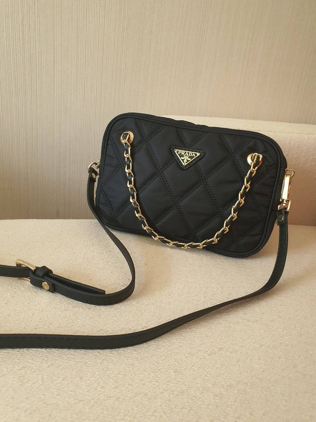 รุ่นใหม่มาแรง จากแบรนด์ PRADA รุ่นMini handbag มาพร้อมกันถึง2สาย สายคล้องติดกระเป๋า และสายยาว Crossbody วัสดุทำจากผ้าNylon ลายตาราง สวยหรูดูดีมากคะ เปิดปิดด้วยซิป ภายใรมีป้ายโลโก้แบรนด์ มีช่องซิป อละช่องใส่ของแยกอีก บุผ้าลายแบรนด์อย่างดี ใส่ของำด้หลากหลาย
