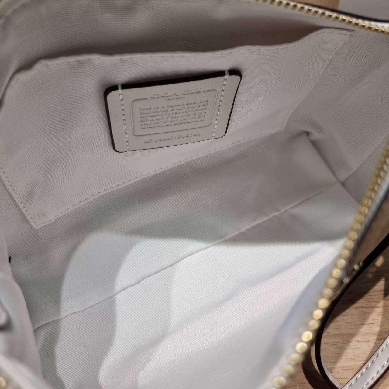 COACH F58321 TOP HANDLE POUCH คอลเลคชั่นสุดฮิต กับดีไซน์ใหม่ น่ารักน่าใช้ทุกแบบ กระเป๋าพอชทรงใช้งานง่าย สะดวก กะทัดรัด วัสดุหนังแคนวาสเคลือบคุณภาพ มาพร้อมสายคล้องในตัว และสายสะพาย crossbody ปรับเปลี่ยนได้ตามสไตล์ อีกหนึ่งไอเท็มที่สาวๆต้องมี ในราคาสุดคุ้ม 