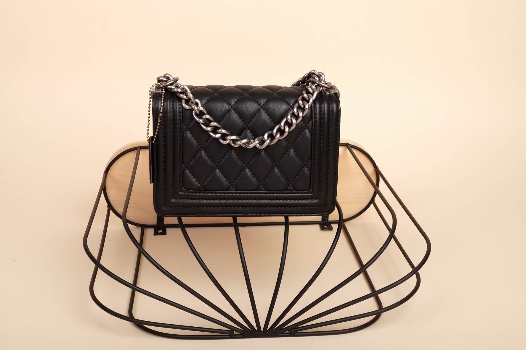 รุ่นขายดีที่สุด!!!! KEEP Quited Boy Bag กระเป๋า ทรง boy style KEEP LOOK Cool มากๆ เลยน๊าใบนี้ ไม่มีถือว่า Out มากๆ 💘ตัวกระเป๋าอยู่ทรง ทำจากหนังแกะสังเคราะห์นิ่ม-ตึงสวย สายโซ่ มีที่รองไหล่ สะพายสบายคะ สายปรับ สั้น ยาวได้คะ ใบนี้ ไม่ต้องพูดถึงความสว