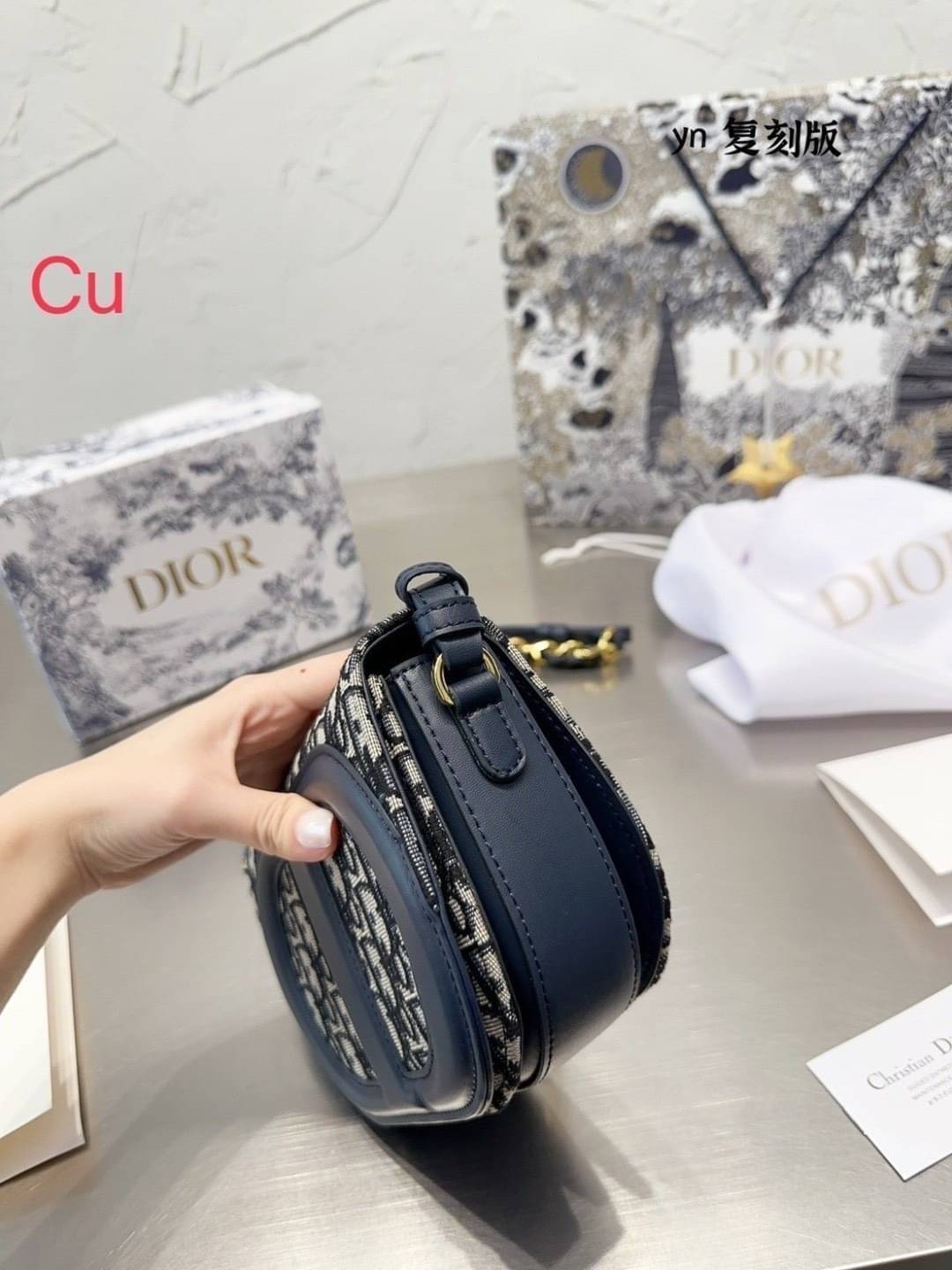 DIOR CD SIGNATURE BAG WITH STRAP กระเป๋าสะพายซิกเนเจอร์ ไอเท็มมาแรง ที่สวยแซ่บไม่มีไม่ได้เลย ไอเท็มมาแรง ที่สวยแซ่บไม่มีไม่ได้เลย โดดเด่นด้วยโลโก้เอกลักษณ์ สายสะพายมีดีเทลหรูสุดๆ