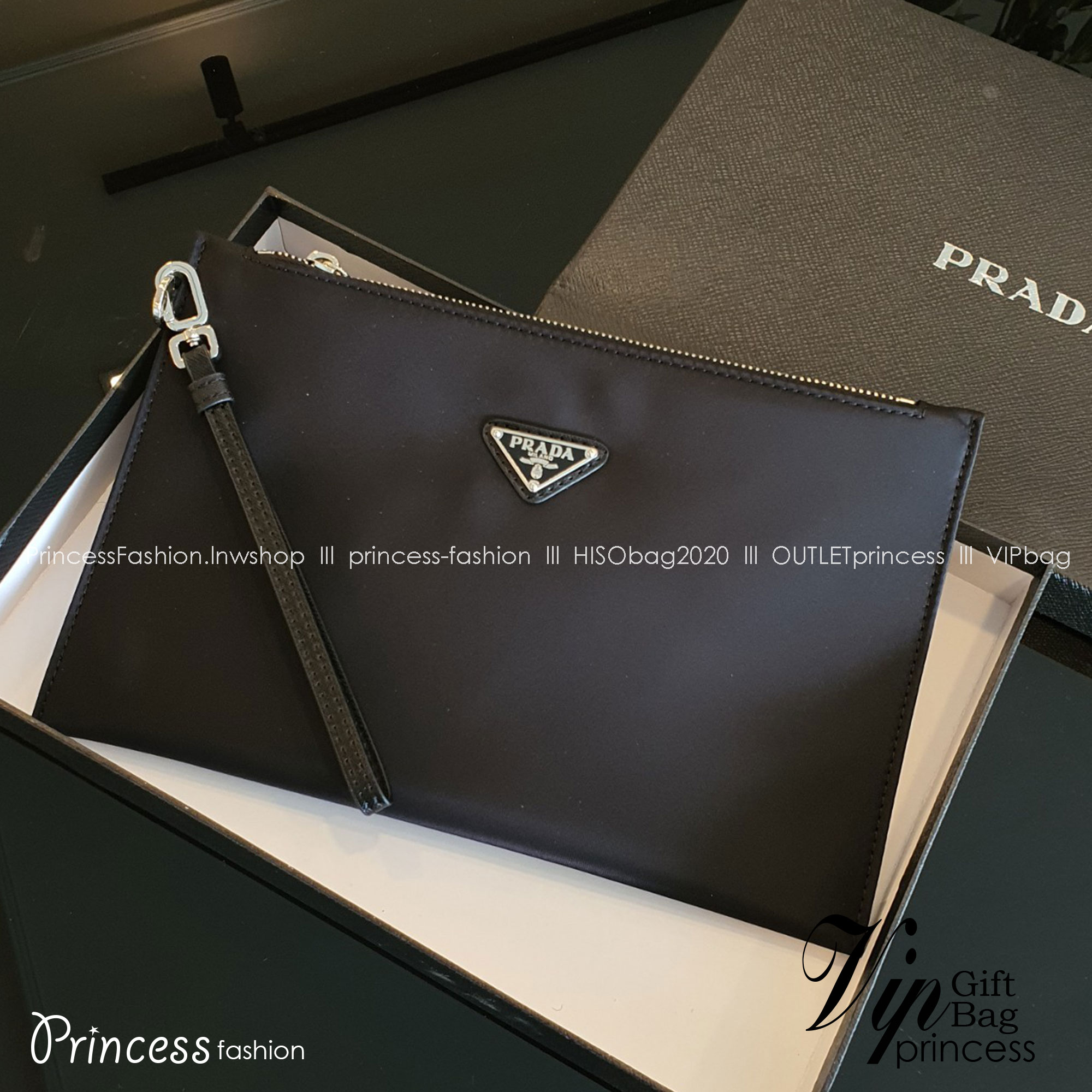 PRADA Clutch Bag / Prada Re-Nylon Logo-Plaque Clutch Bag - Black รุ่นใหม่พร้อมส่ง! กระเป๋าคลัชต์ กระเป๋าคล้องมือ แบรนด์ Prada อีกรุ่นที่ขนาดกำลังน่ารัก ตัวกระเป๋า เป็น Nylon เต็มใบ กันน้ำ