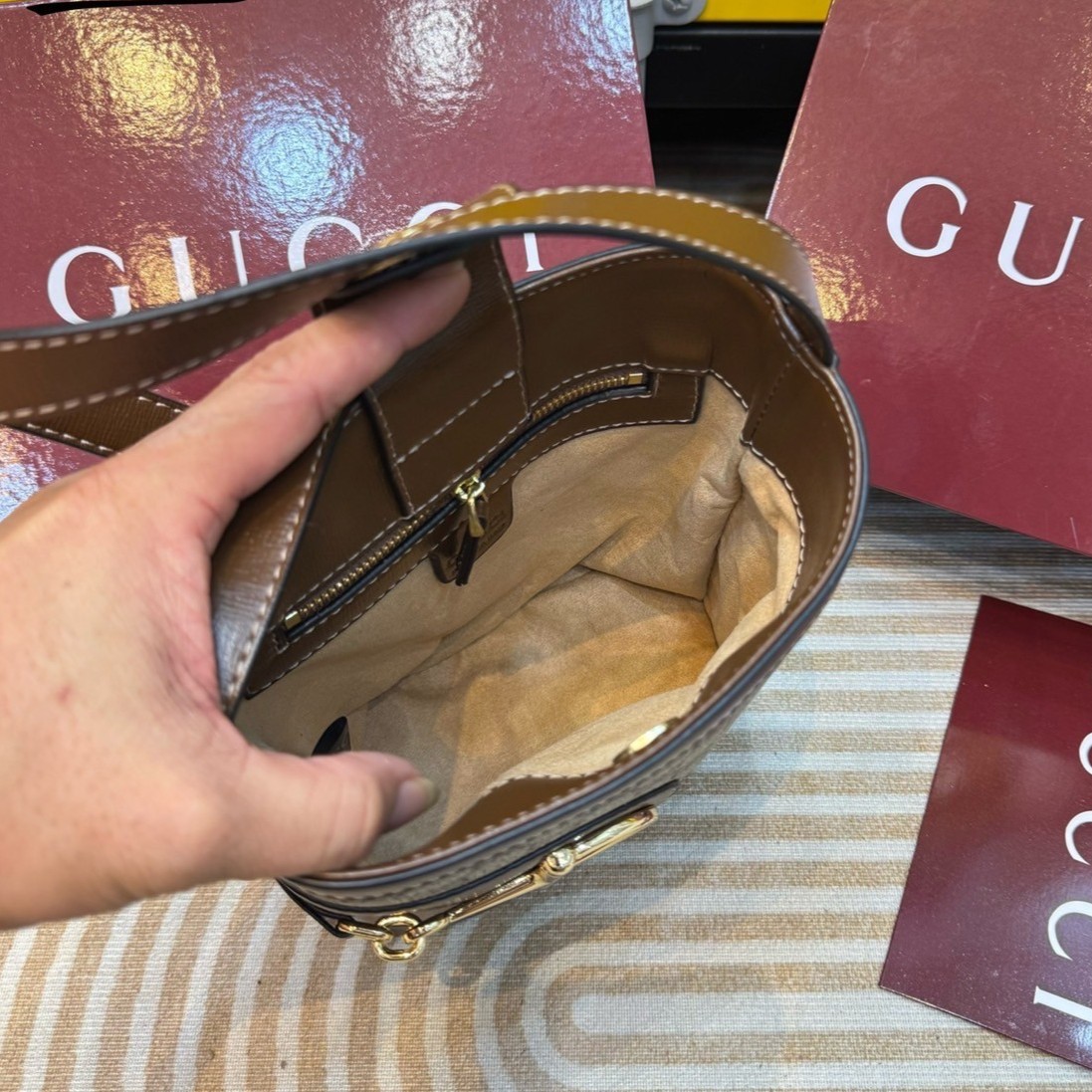GUCCI 73 bucket bag กระเป๋าสะพายทรงบัคเก็ตยอดนิยม คอลใหม่ล่าสุด สุดยอดของความมีกิมมิคไม่เหมือนใคร วินเทจเรียบหรู ใช้แล้วดูแพง พร้อม box set โทนสีใหม่ของแบรนด์