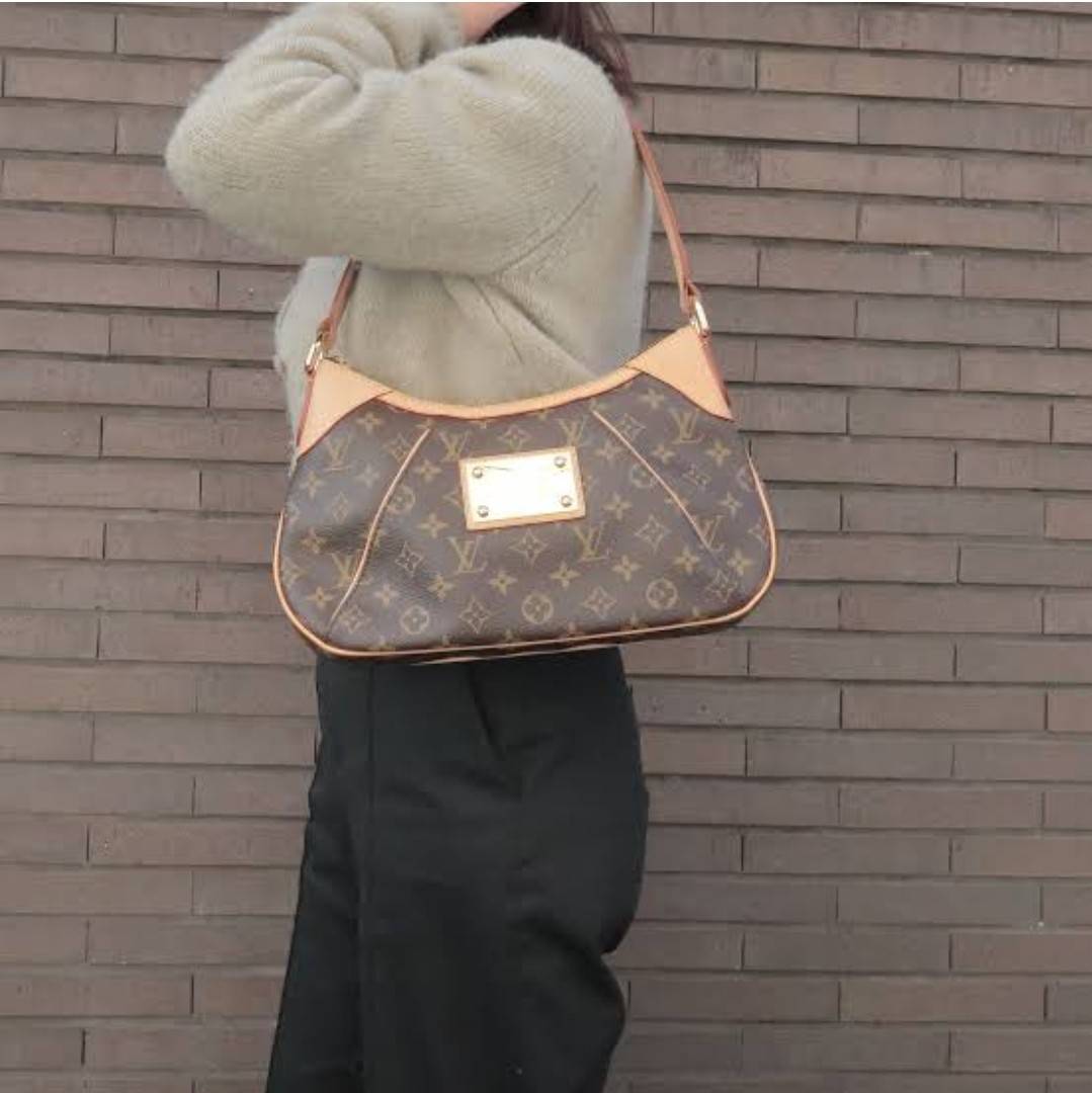 LV THAMES PM MONOGRAM BAG กระเป๋าสะพายไหล่รุ่นยอดฮิตทรงพอช ใบใหญ่กำลังดี สวยดีไซน์คลาสสิควินเทจ สายสะพายในตัวใช้งานได้คล่องตัว