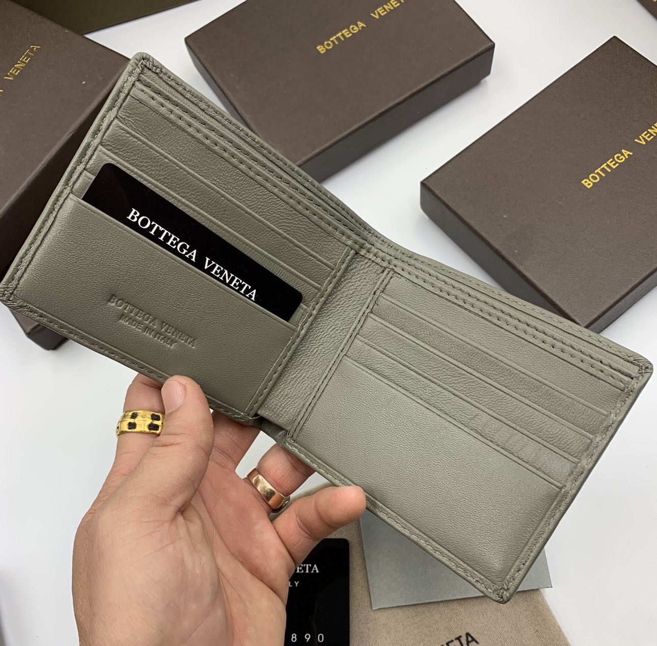 หนังแท้ BOTTEGA VENETA WALLET / BV Wallet พร้อมส่งที่ไทย กระเป๋าสตางค์ใบสั้นคุณผู้ชาย รุ่นตามหา มาเท่าไหร่ไม่เคยพอเลยค่า เป็นรุ่นคลาสสิกที่หยิบมาใช้งานได้บ่อยที่สุด งานหนังลูกวัวแท้ทั้งใบ ใช้ทนทานได้นาน ใช้ทนทานได้นานภาพสินค้าถ่ายจากงานขายจริง ใช้งานต่างป