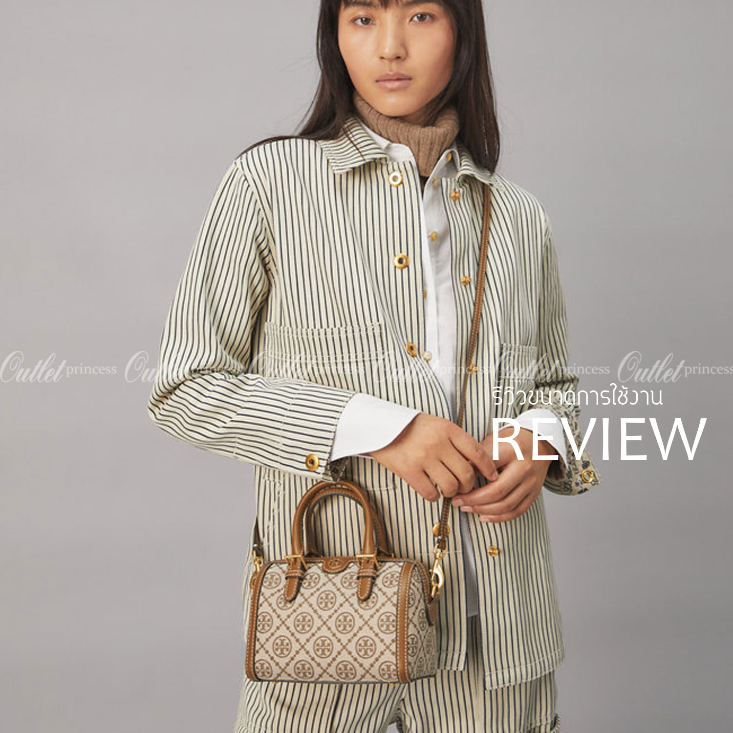 small: Tory burch T Monograme Jacquaed Mini Duffle Bag เป็นทรงกระเป๋าที่มีความฮอตฮิตตลอดกาล ด้วยรูปทรงคลาสสิคและเหมาะใช้งานเข้ากับทุกสถานการณ์ ไม่ว่าจะเป็นกระเป๋าสะพายไหล่ เพิ่มความคล่องตัวและเข้าได้กับทุกลุค ไม่ว่าจะเป็นวันสบายๆ หรือวันที่ต้องออกไปทำกิจก