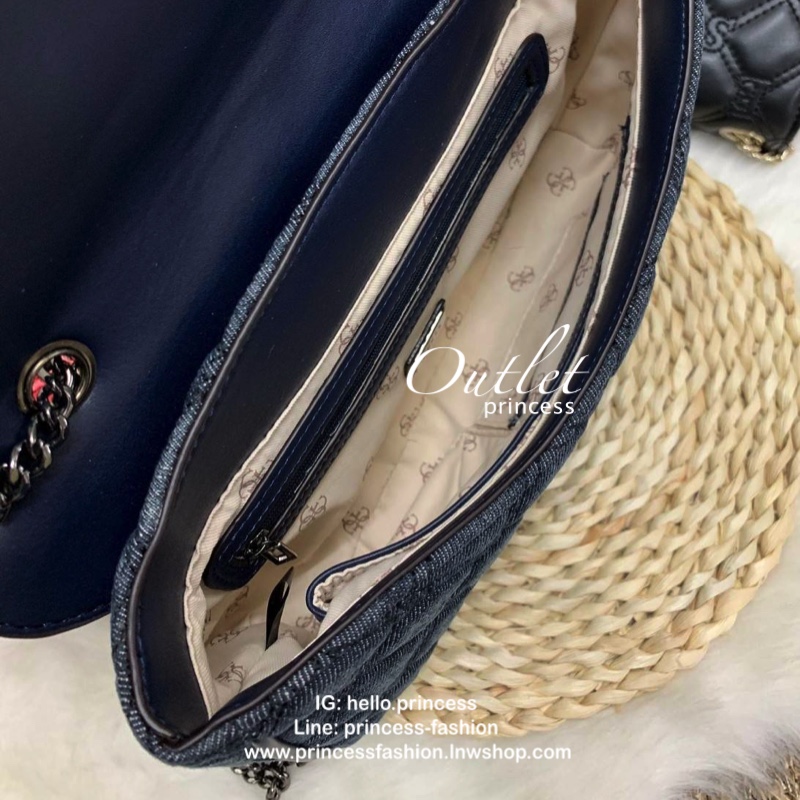 GUESS LOLLI CONVERTIBLE CROSSBODY BAG รุ่นแนะนำค่ะ!! กระเป๋าสะพายข้าง//ทบสายสะพายไหล่ได้ วัสดุหนังลายนวม ด้านหน้ามีอะไหล่โลโก้แบรนด์ เปิดปิดกระเป๋าแบบกระดุมแม่เหล็ก ภายในกว้างสามารถใส่ของจุ ใส่กระเป๋าสตางค์ใบยาวได้ค่ะ มีช่องซิปและช่องเล็กใส่ของจุกจิกน่ะค่