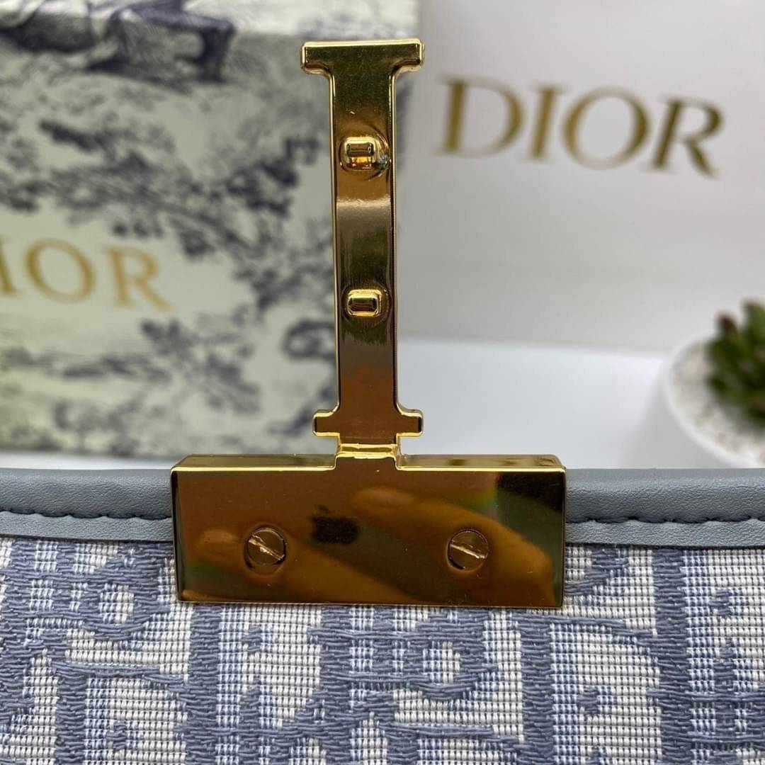 หนังแท้ CHRISTIAN DIOR 30 MONTAIGNE BAG Oblique Jacquard เอกลักษณ์ของความหรู น้ำหนักเบา ไอเท็มหายาก!! Best seller!! ยกให้น้องเลย!! ดีไซน์เรียบหรูในความเป็นเอกลักษณ์ ใช้งานง่าย สะดวก ได้ทุกโอกาส แนะนำเป็น everyday bag ติดตัวไว้เลยจ้าสาวๆ พร้อมส่งที่ไทย ภาพ