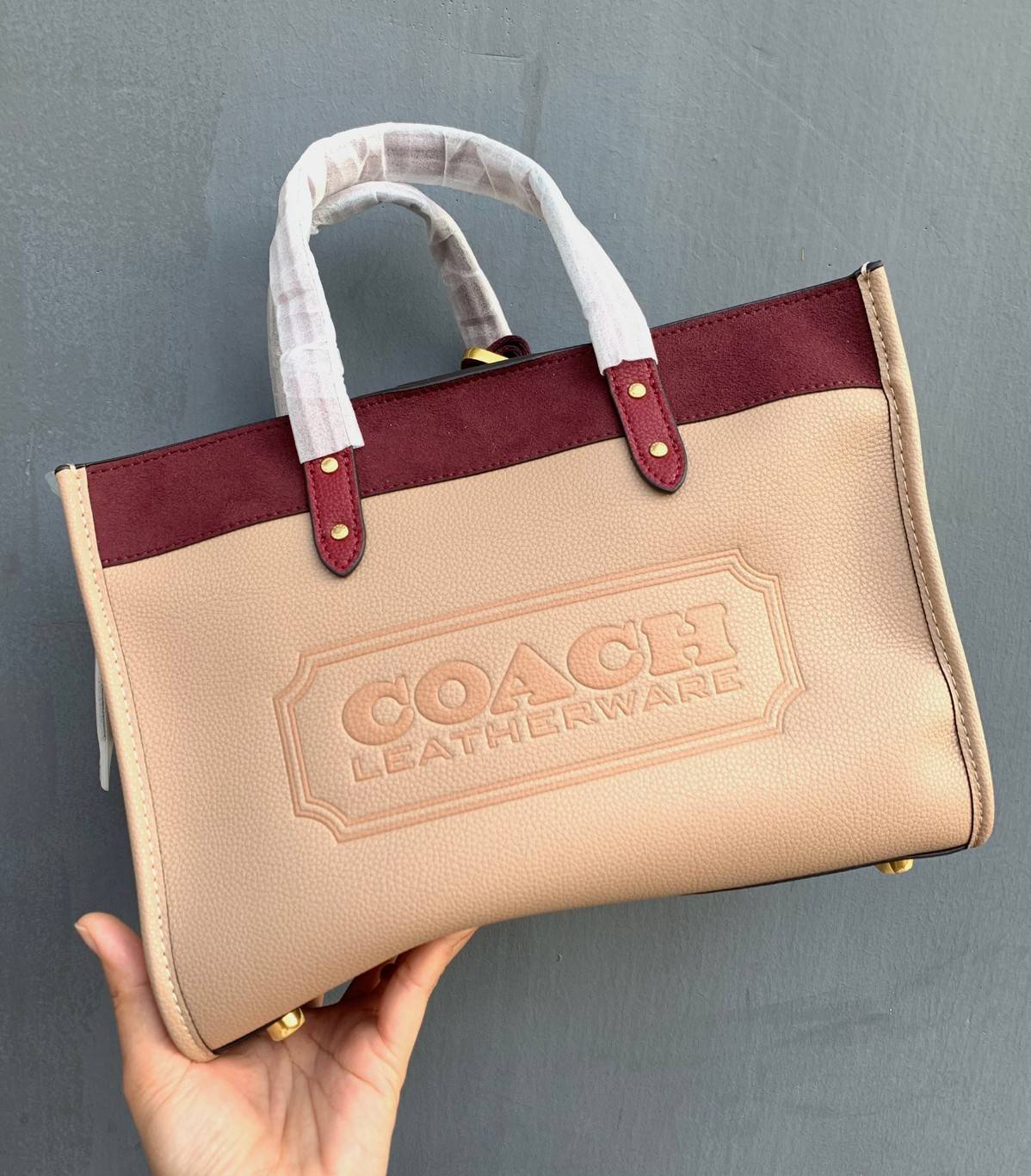 COACH FIELD TOTE IN COLORBLOCK WITH COACH BADGE ((C6035)) 📌พร้อมส่ง ยังไม่มีในไทยแน่นอนนจ้าา😘 กระเป๋าทรง Tote ที่สาวๆต้องมีติดตัวสักใบ! รุ่นนี้ใช้หนังแท้อย่างดี หนังนิ่ม สวยมากๆค่ะ หลงรักแน่นอน