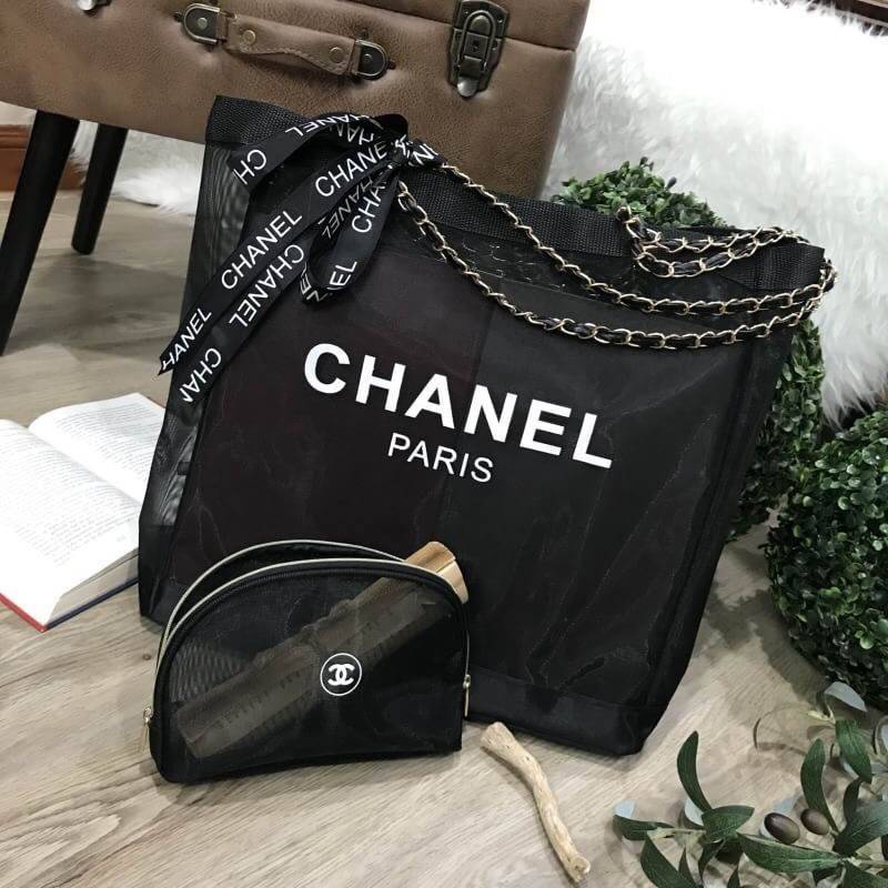 ห้ามพลาด Set สุดคุ้ม! ซื้อ1ได้ถึง2! Chanel GWP Shopping Bag With Pouch VIP Gift With Purchase กระเป๋าสะพายทรง Shopping Bag พร้อมกระเป๋าPouchใบเล็กเข้าชุดเเพ็คคู่รุ่น Limited Edition พรีเมี่ยมกิ้ฟแท้จาก Chanel Perfume Counter วัสดุ Nylon โปร่งคุณภาพดี ใบให