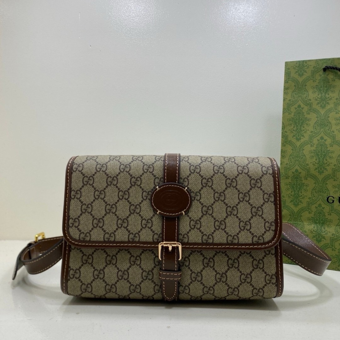 GUUCI GG Messenger Bag / guccipouch กระเป๋าสะพายทรงแมสเซ็นเจอร์วินเทจ พิมพ์ลายคมชัดโมโนแกรมแคนวาสกับไอเท็มที่หนุ่มๆต้องไม่พลาด รุ่น unisex ใช้ได้ทั้งชายหญิง ดีไซส์สวยเด่นเป็นเอกลักษณ์