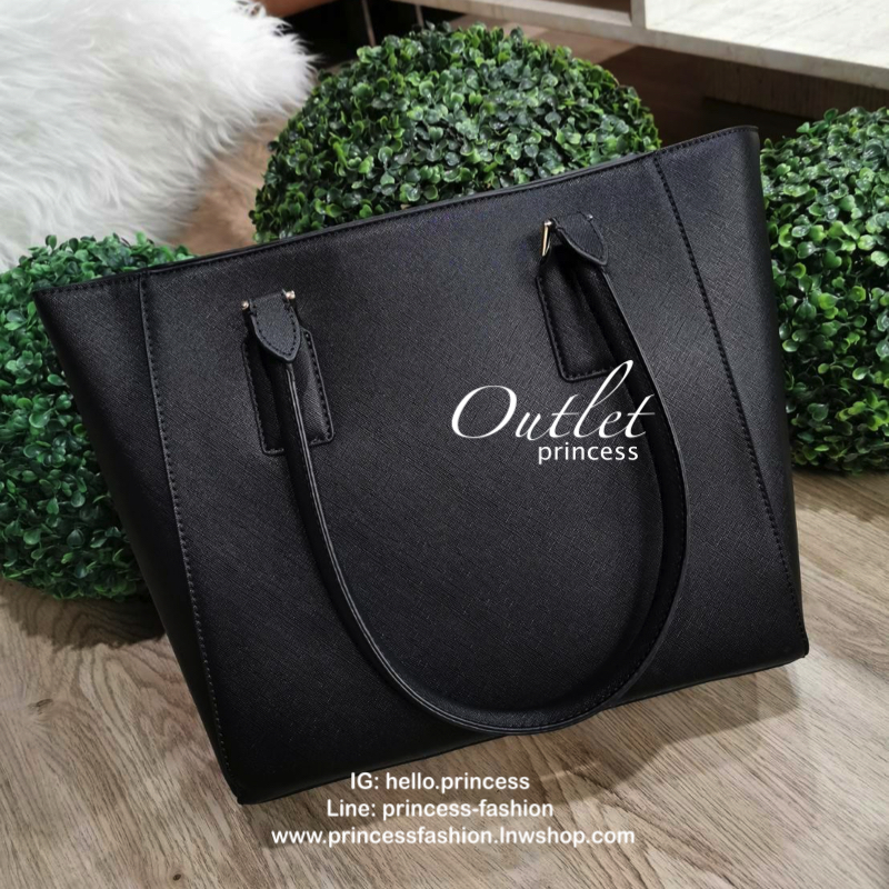 KATE SPADE NEW YORK TOTE BAG กระเป๋าถือหรือสะพายทรง Tote ใบใหญ่กำลังดีวัสดุหนัง Saffiano สวยอยู่ทรงสไตล์ PRADA น้ำหนักเบา ด้านหน้าประดับโลโก้แบรนด์พร้อมห้อย TAG สัญลักษณ์แบรนด์ที่หูหิ้ว เปิดปิดด้วยซิปแบรนด์สะดวกใช้ ภายในมีช่องแบ่งเป็นสัดส่วน มีช่องซิปกลาง