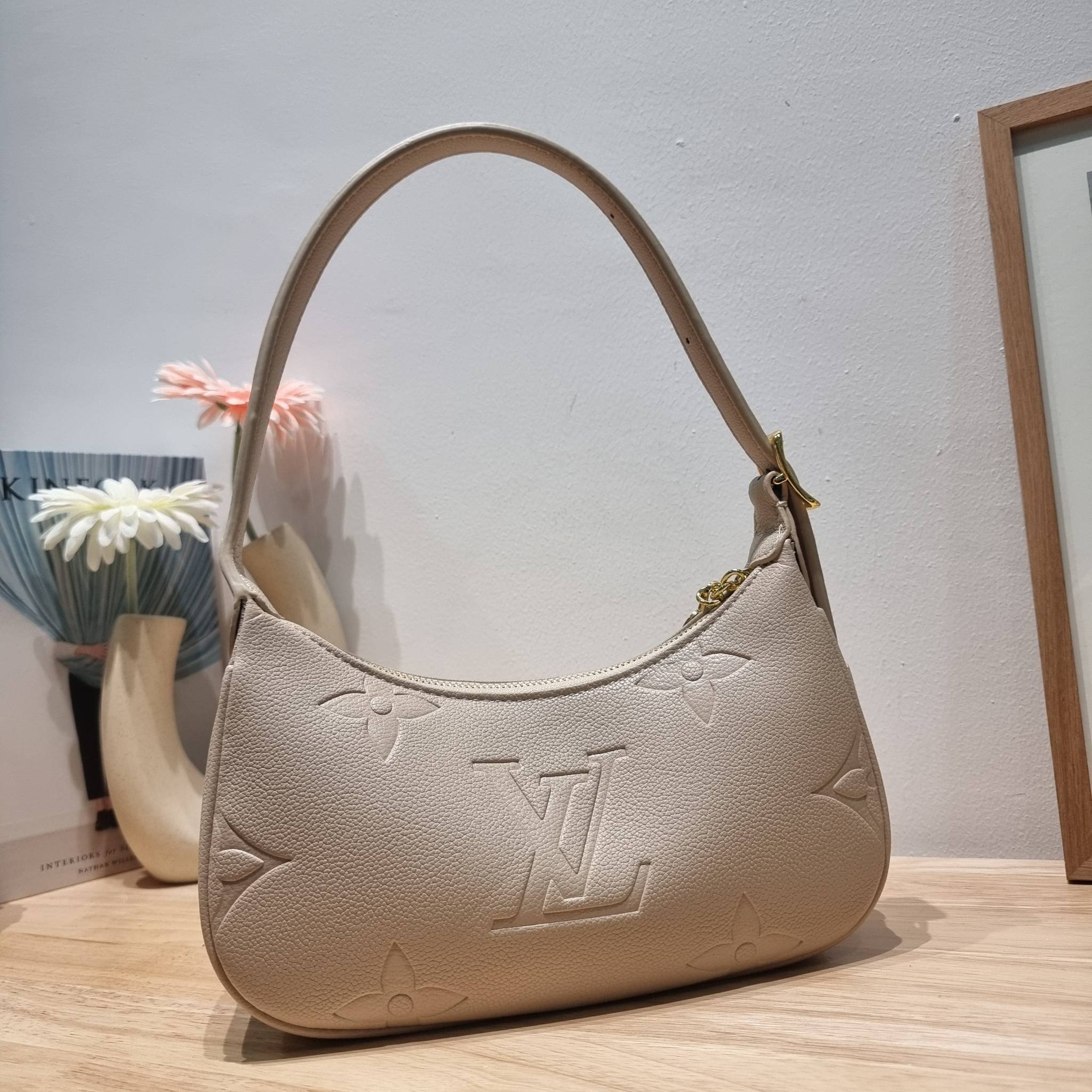 LV Mini Moon Monogram Empreinte Leather ใหม่ล่าสุด สวยสับ สวยตัวแม่ ไอเท็มเก๋ๆ ใบเดียวก็เลิศ กับกระเป๋าสะพายทรงพอช ขนาดกำลังน่ารัก พกพาง่าย รูดใช้งานสะดวกด้วยซิป ภายในเป็นช่องโล่ง มีช่องซิป ส่วนสายสะพายปรับสั้นยาวได้ตามเหมาะสม ดูดี ดูแพงทุกสี