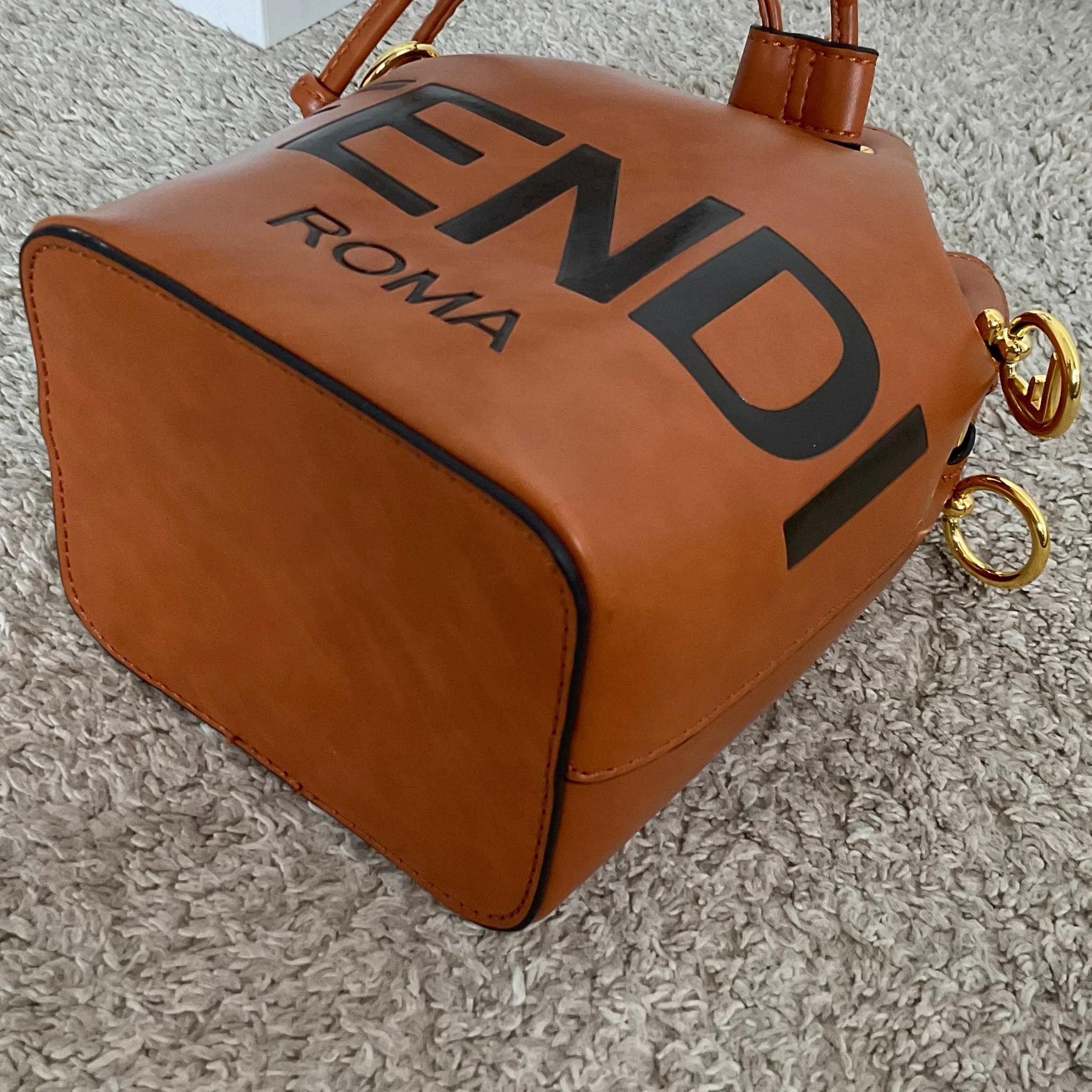 FENDI MON TRESOR MINI LEATHER BUCKET IN BROWN ทรงขนมจีบสุดฮิต! เปิดปิดด้วยตัวเปิดแบบรูด ภายในมีช่องใส่ของหลัก ใส่กระเป๋าสตางค์กลาง + มือถือได้ ทรงนี้กำลังมาแรงมาก อะไหล่ทอง มีสายให้สองแบบ ปรับเปลี่ยนลุคได้ง่าย พร้อมส่งที่ไทยราคาสุดคุ้มห้ามพลาดค่ะ!