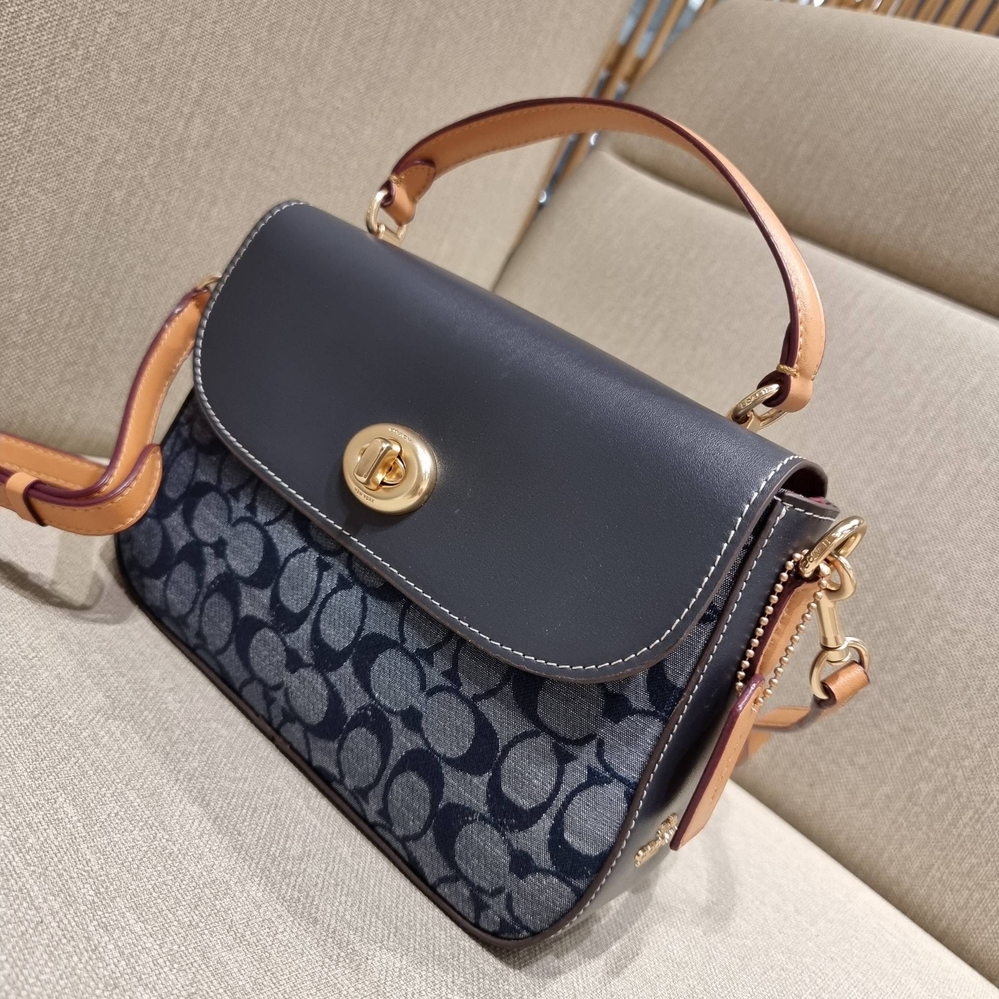 COACH C4921 MARLIE TOP HANDLE SATCHEL IN SIGNATURE CHAMBRAY กระเป๋าถือ/สะพายข้าง มีดีไซน์ยูนีค โดดเด่น ตกแต่งโลโก้ด้านข้างอะไหล่ทอง วัสดุผ้าแชมเบรย์ ทอเส้นลายสวย เปิด-ปิดด้วยตัวล็อคแน่นหนา ภายในเป็นช่องโล่ง ใส่ของได้ครบครัน มาพร้อมหูจับในตัวและสายสะพายข้า
