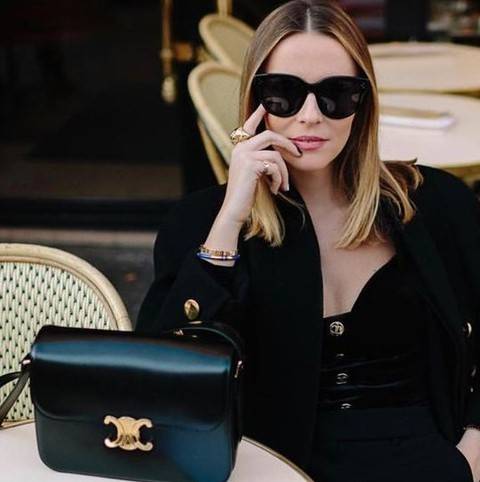 CELINE Medium Triomphe Bag In Shiny Calfskin Medium Triomphe Bag In Shiny Calfskin GIFT WITH PURCHASE (GWP) พรีเมี่ยมกิ๊ฟ Limited Edition จาก CELINE PERFUME DUTY FREE COUNTER วัสดุหนังแท้ (Calfskin) ซับในเป็นหนังแกะ (Lambskin) รูปทรงสี่เหลี่ยมผืนผ้า ขนาดก