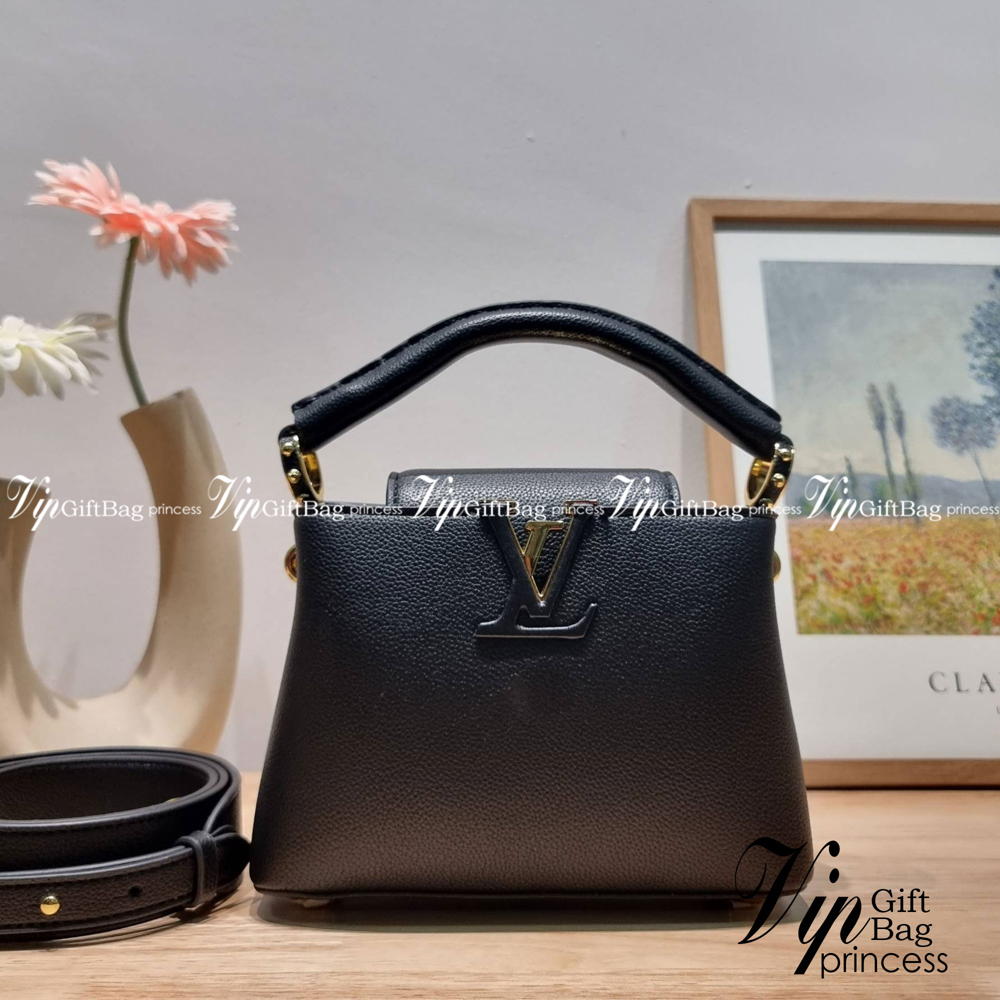 LV capucines mini top handle ที่สุดของความสวยในราคาเบาๆ กระเป๋าถือสุดหรู ดีไซน์ทรงคลาสสิค ที่รอบนี้มาในไซส์มินิ ดีงามม้ากกกก!! มาพร้อมหูจับในตัว ด้วยรูปทรงวินเทจและวัสดุหนังลูกวัว ขับผิว ทำให้ไอเท็มนี้สะกดทุกสายตาจริงๆ