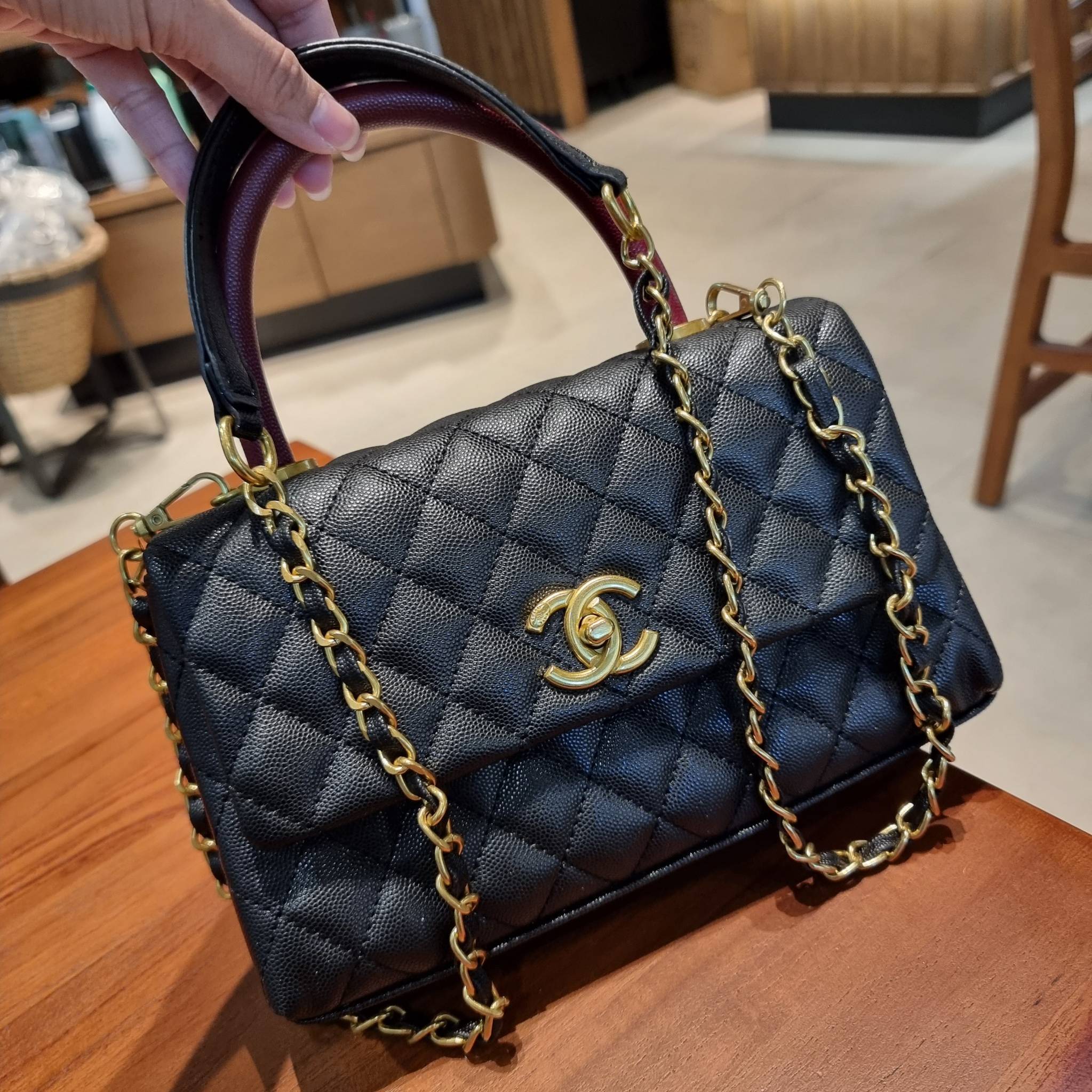 VIP 】รุ่นยอดฮิตตลอดกาล ไซส์กำลังสวย!! จากแบรนด์ Chanel กระเป๋าถือ/สะพาย หนังลายคาเวียร์ โลโก้เด่นชัด เปิด-ปิดกระเป๋าด้วยตัวบิดล็อค อะไหล่สีทองหรู ทรงสวยผู้ดี ภายในกระเป๋ามีช่องโล่งกว้างจุของได้พอสมควร มีช่องซิปแบ่งสัดส่วน ด้านหลังมีช่องเก็บของจุกจิกอีก 1 