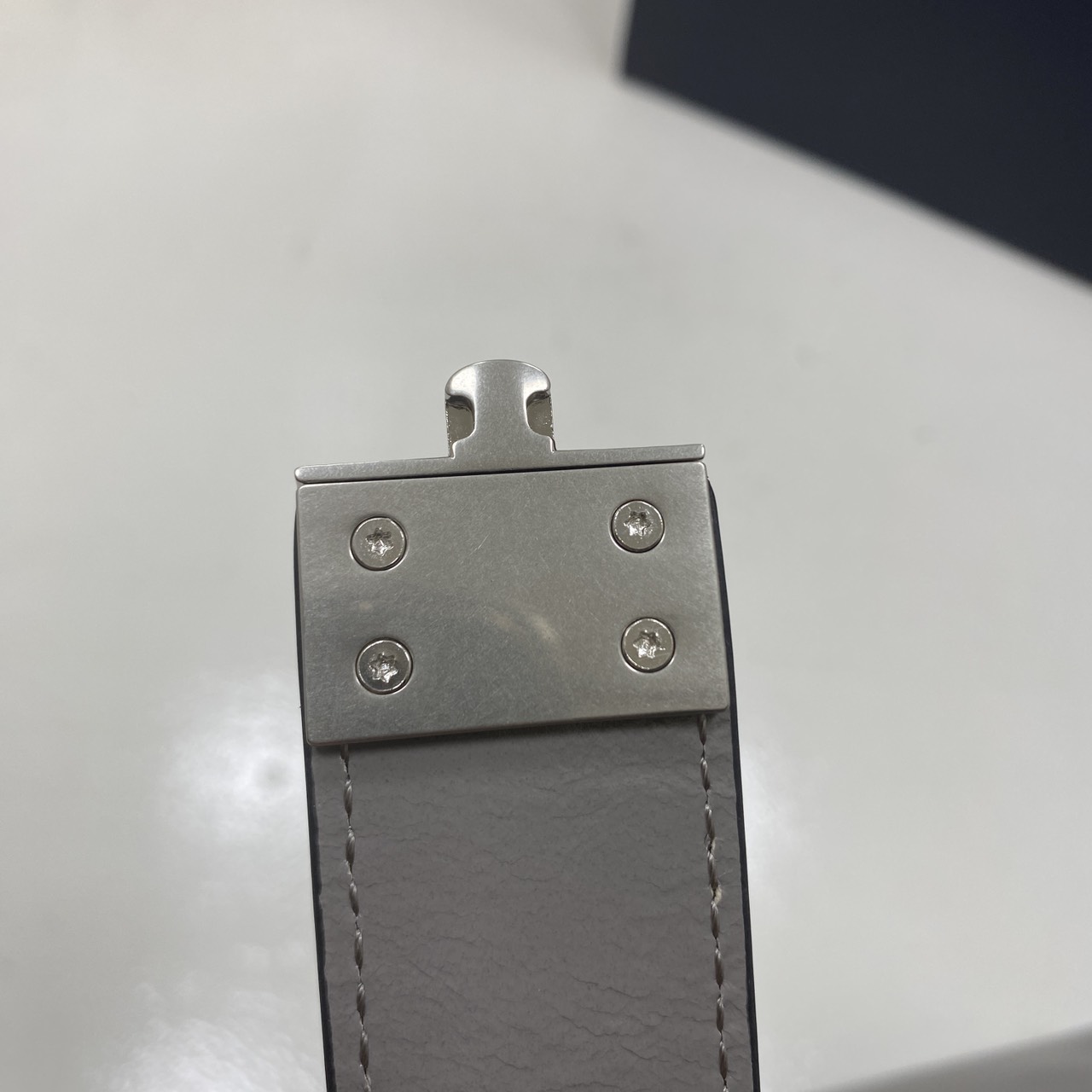 TOP ORI หนังแท้ | เกรดดีสุด PRADA Medium leather tote bag / pradahobo กระเป๋าสะพายทรงโฮโบ คลาสสิคหนังเงาสวยหรูดูแพง ใบใหญ่กำลังดี ดีไซน์ใหม่ล่าสุด ภายในโล่งกว้าง จุของได้สบายๆ