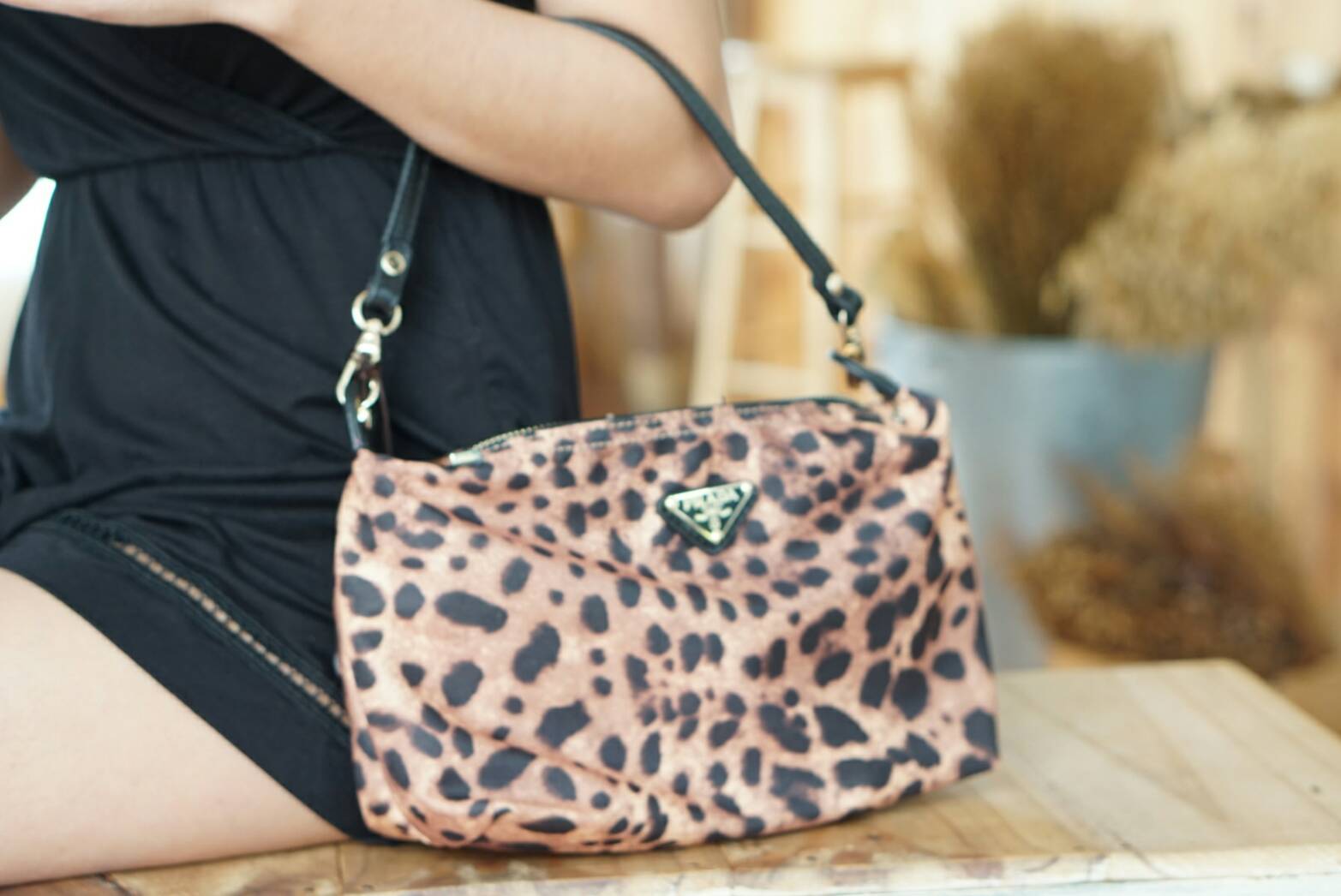 Prada Nylon Mini Crossbody Bag เข้ารอบสุดท้ายแล้วน๊าา กระเป๋าสะพายข้าง ผ้าไนล่อนอย่างหนา งานสวยโลโก้ตามสีกระเป๋า ทรงถ่วงใช้ง่าย ทรงและสี ตามของแท้ชนช็อปเลย สะพายได้2สาย สั้น ยาว หรือจะถอดสายออกถือเปนคลัชก็ได้ ตามชอบกันไปเลย ใส่ของได้เยอะเลย ทรงยิ่งถ่วงยิ่