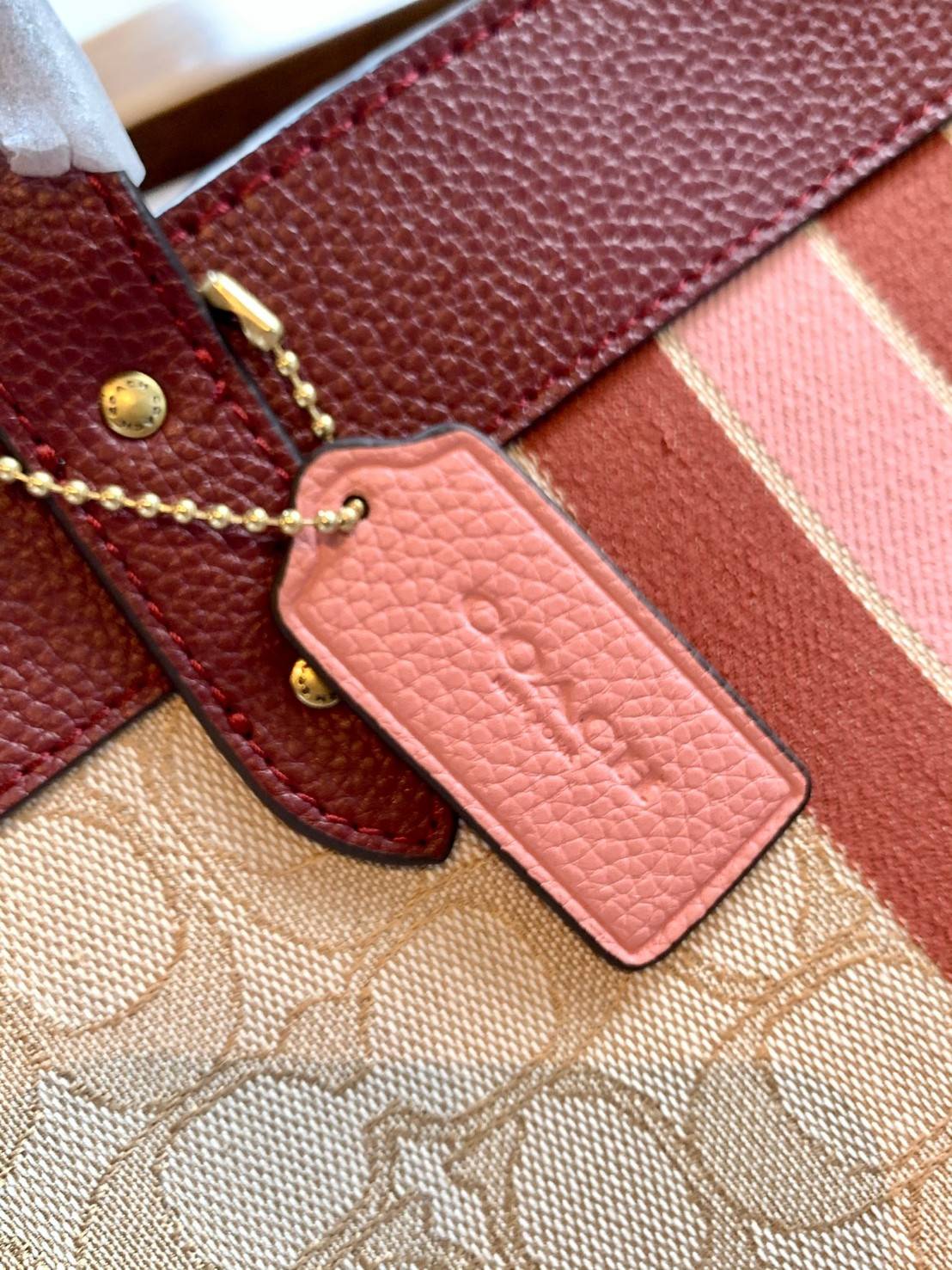 Coach 5868 Field Tote In Signature Jacquard With Horse And Carriage Prints 📣พร้อมส่ง ยังไม่เข้าไทยจ้าา!! กระเป๋าทรงTote สูง ใบใหญ่ วัสดุJacquard+หนังแท้ อย่างดี ได้ลงตัวแมทกันสวยงามมากๆค่ะ ด้านหน้าตัดแทบสีตรงกลางยาวลงมาบวกกับป้ายแบรนด์หนังตัวใหญ่ด