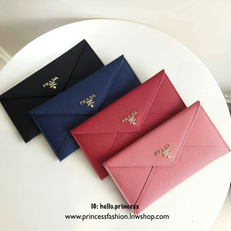 New Arrival~~ กระเป๋าสตางค์ยาวแบบพับ **ทรงหรู จากงานพรีเมี่ยมกิ้ฟ จากเคาเตอร์ต่างประเทศ จากแบรนด์ PRADA ลายหนัง saffiano ของแท้ 100% เปิดปิดฝาพับ มีช่องใส่บัตร 6 ช่อง ด้านในมีช่องใหญ่2ช่อง ใส่ได้ถึงแบงค์พัน หรือจะใส่มือถือได้ถึง Iphone+ และช่องซิปใส่ของจุ