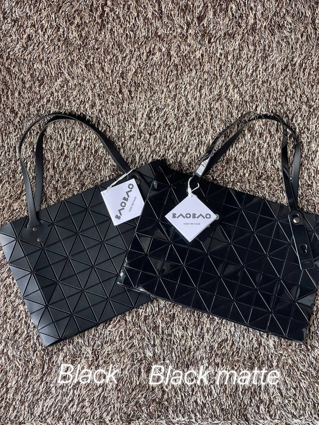 Bao Bao Issey Miyake ROCK MATTE ซีรีส์นี้จะเป็นทรงสี่เหลี่ยมผืนผ้า มีซิปปิดด้านบน ถือเป็นรุ่นที่เหมาะกับการใช้งานในชีวิตประจำวัน สามารถพับมุมและบริเวณด้านล่างของกระเป๋าเพื่อเพิ่มความสะดวกสบายในการใช้งาน ทั้งยังช่วยให้วางกระเป๋าในแนวตั้งได้อีกด้วย แผ่นต่อส