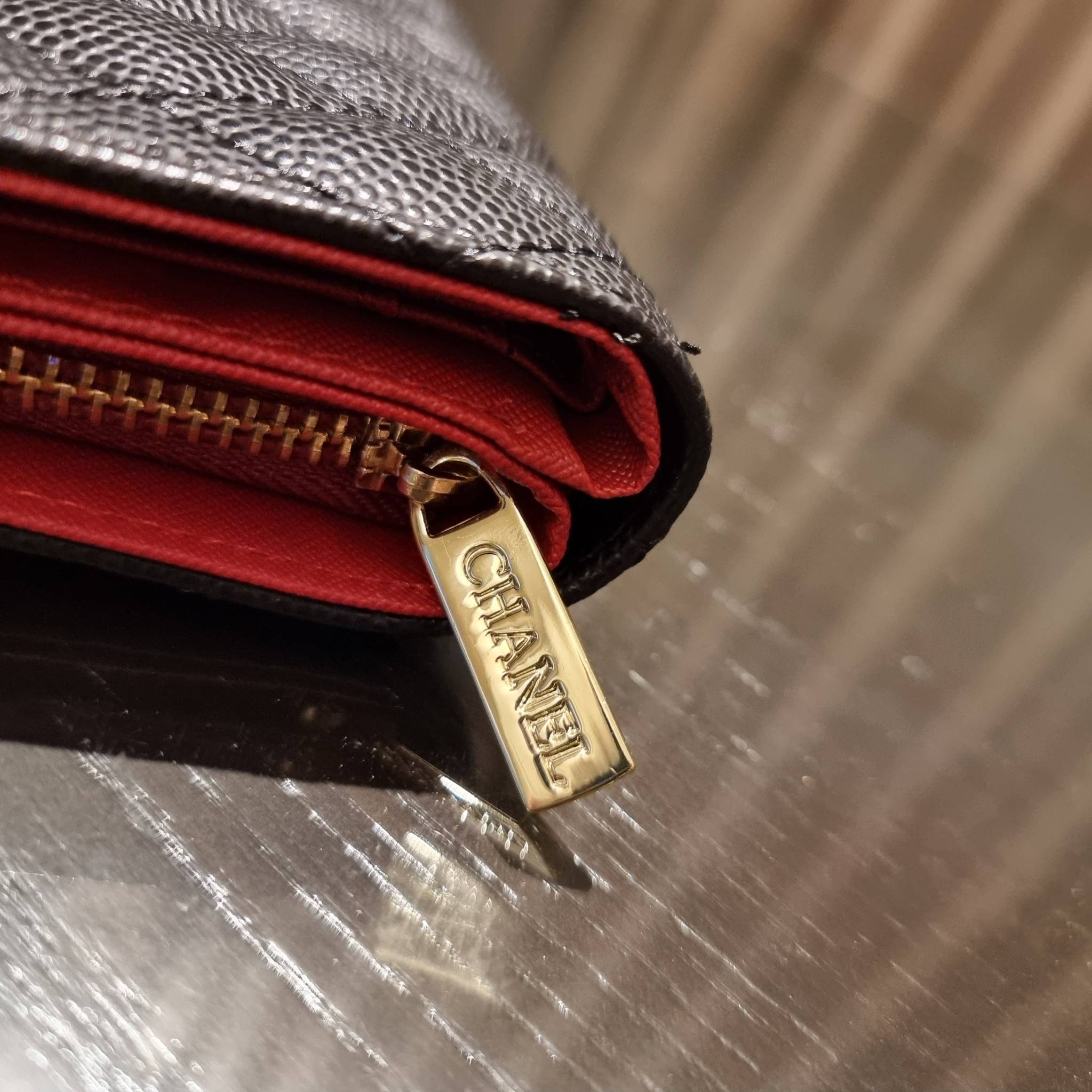 VIP 】หรูสุด ไม่ต้องพูดเยอะ!! HOT ITEM!! กระเป๋าสตางค์ใบกลางขนาดเหมาะมือ ดีไซน์ลุคผู้ดี สวยคลาสสิคจาก Chanel premium for gift วัสดุหนังลายคาร์เวีย ใช้งานง่าย เปิด-ปิดด้วยกระดุมแม่เหล็ก และซิปรูดช่องสำหรับใส่เหรียญ สะดวกมากๆ ภายในกระเป๋ามีช่องใส่บัตร ใส่ธนบ