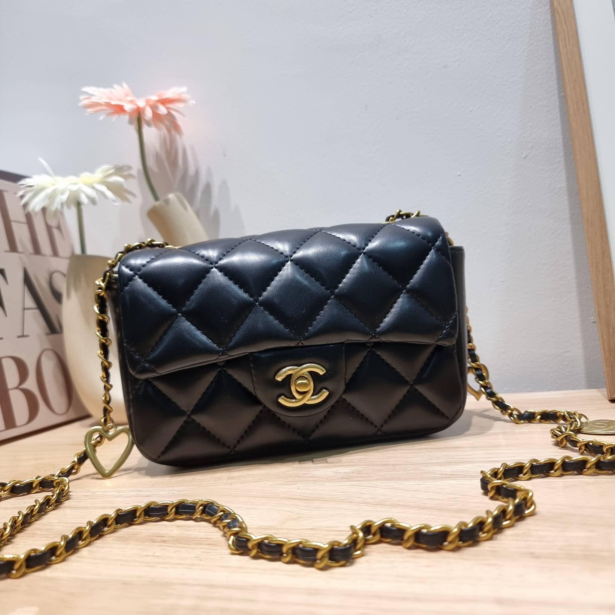 CHANEL GIFT SET สุดหรูชวนให้สะสมส่งท้ายปี กับไอเท็มลิมิเต็ดและ best seller พร้อมเสิร์ฟครบชุด สุดคุ้ม มาพร้อมกระเป๋าสะพายถึง 2 ใบ เด็ดทั้งคู่ๆ วัสดุหนังวัว และยังไม่พอ มีกระเป๋าสตางค์แถมให้ไปอีก 1ใบ สวยครบจบในเซ็ทเดียว!!