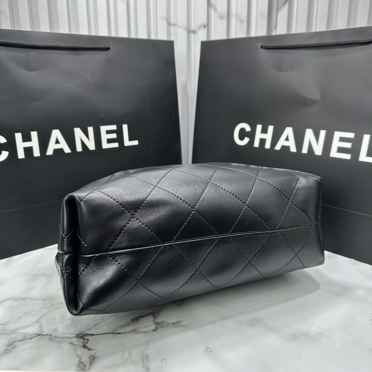 ORI หนังแท้ | CHANEL Shopping Bag 25A Suede Bag กระเป๋าช้อปปิ้งทรงโท้ทหนังกลับสีทูโทน ในคอล Métiers Dart 2024/25 ดีไซน์ใหม่หนังกำมะหยี่โทนน้ำตาล ใช้งานง่าย