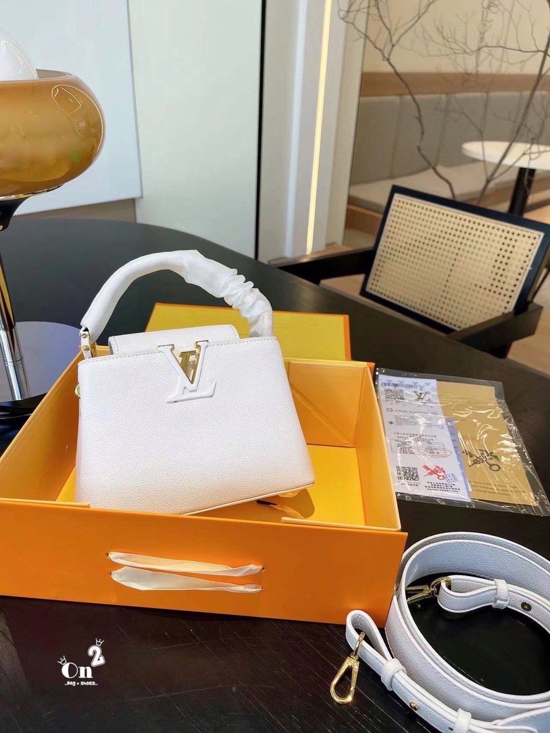 LV capucines top handle กระเป๋าถือสุดหรู ดีไซน์ทรงคลาสสิค อะไหล่สีทองปั้มทุกจุด มาพร้อมสายสะพายยาวงานจริงสวยทุกมุมเป๊ะปังมากค่ะ งานมาพร้อมหูจับในตัว ที่สุดของความสวยในราคาเบาๆ ด้วยรูปทรงวินเทจและวัสดุหนังลูกวัวสังเคราะห์ สัมผัสดี ขับผิว ทำให้ไอเท็มนี้สะกด