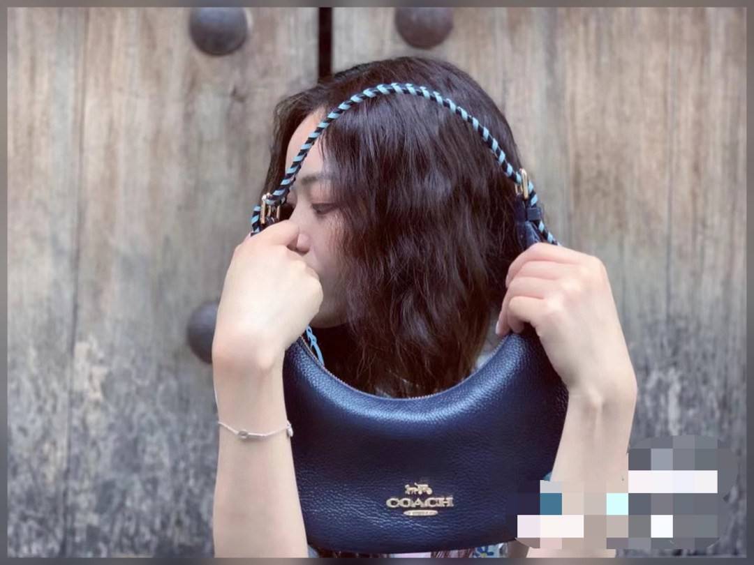 COACH BAILEY HOBO WITH WHIPSTITCH ((C4108//C1322)) พร้อมส่งที่ไทย!! สวยจริงไม่จกตาแน่นอนค่าา กระเป๋าทรงโค้ง ใช้แบบหิ้วหรือคล้องไหล่ก็ดูดี ใช้วัสดุหนังแท้ชั้นดี หนังสวยมากๆค่ะ ด้านหน้าใช้อะไหล่แบรนด์ตัวใหญ่ หรู ดูสะดุดตามีเดียว