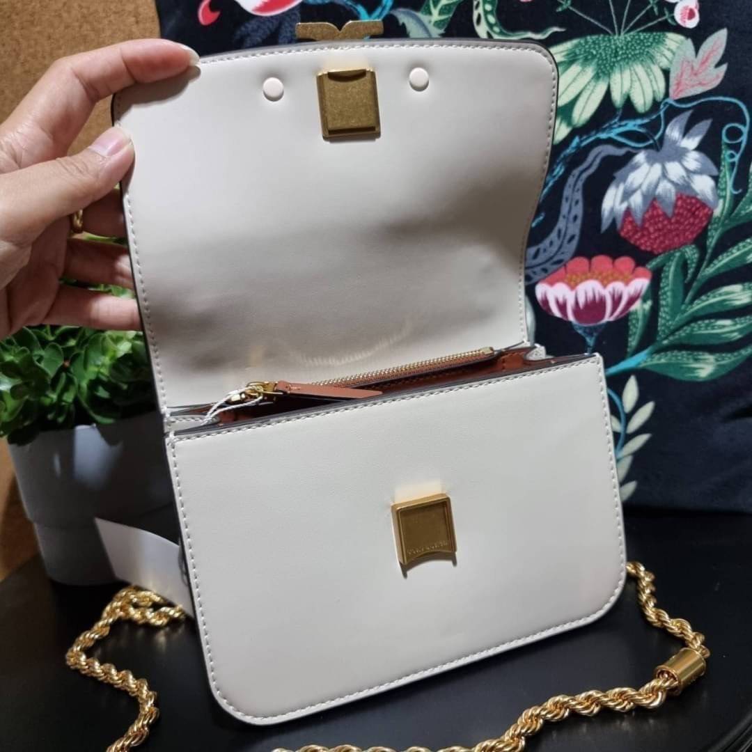 TORY BURCH ELEANOR SMALL CONVERTIBLE SHOULDER BAG ฮอตไอเท็ม รุ่นนี้ขายดีขายหมด สวยหรู คุณหนู ผู้ดี!! หายากมากแล้วน้า กระเป๋าสะพายข้าง ดีไซน์อยู่ทรง ขนาดกำลังสะดวกใช้สำหรับสาว วัสดุหนังแท้เต็มใบ สีทูโทน เปิด-ปิดด้วยแถบแม่เหล็ก ภายในแบ่งสัดส่วนได้เป็นอย่างด
