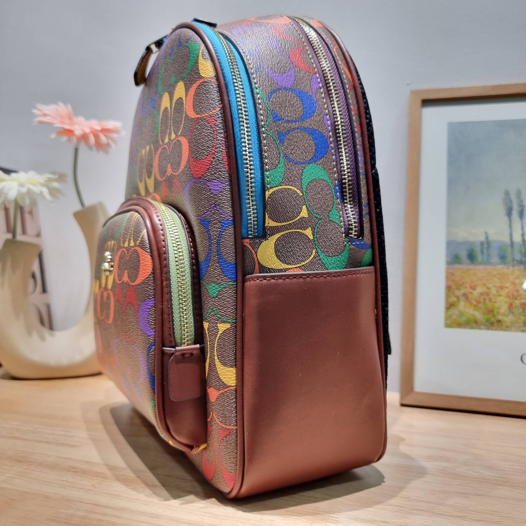 Coach Court Backpack In Rainbow Signature Canvas CA140 กระเป๋าเป้ต้องมาแล้ว ช่วงส่งท้ายปี เทศกาลที่ใครๆก็ไปเที่ยว ใบนี้ตอบโจทย์แน่นอน โดดเด่นด้วยลวดลายสีรุ้ง วัสดุหนังแคนวาส มีช่องซิปให้เลือกใส่ได้มากมาย แย่งสัดส่วนไว้เป็นอย่างดี ด้านหลังบุนวมซอฟท์หลังเวล